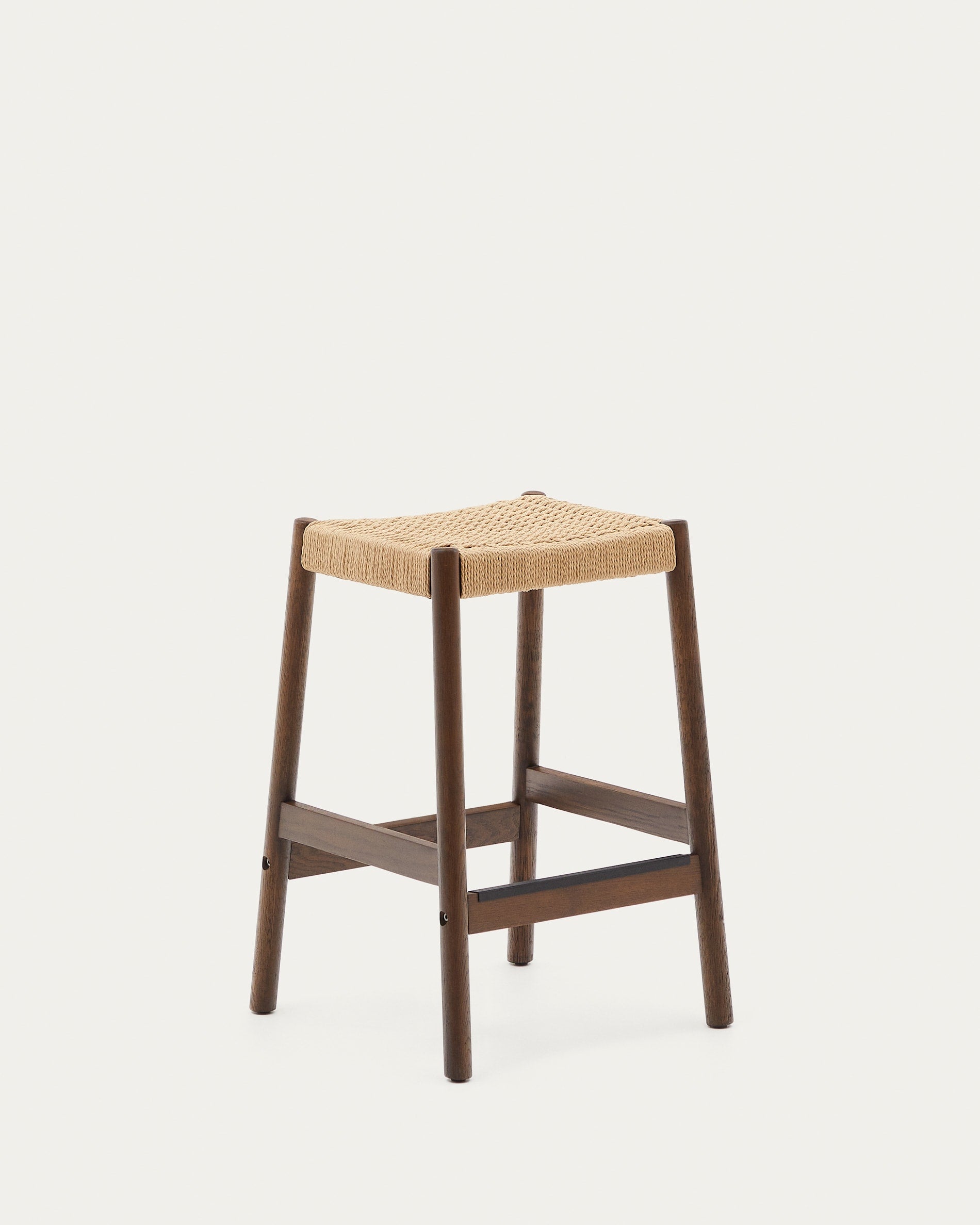 3D-Modell des Yalia Hockers: Eichenholz mit Nussbaum-Finish, Seilsitz, 65 cm hoch, FSC-zertifiziert, stilvoll und nachhaltig.