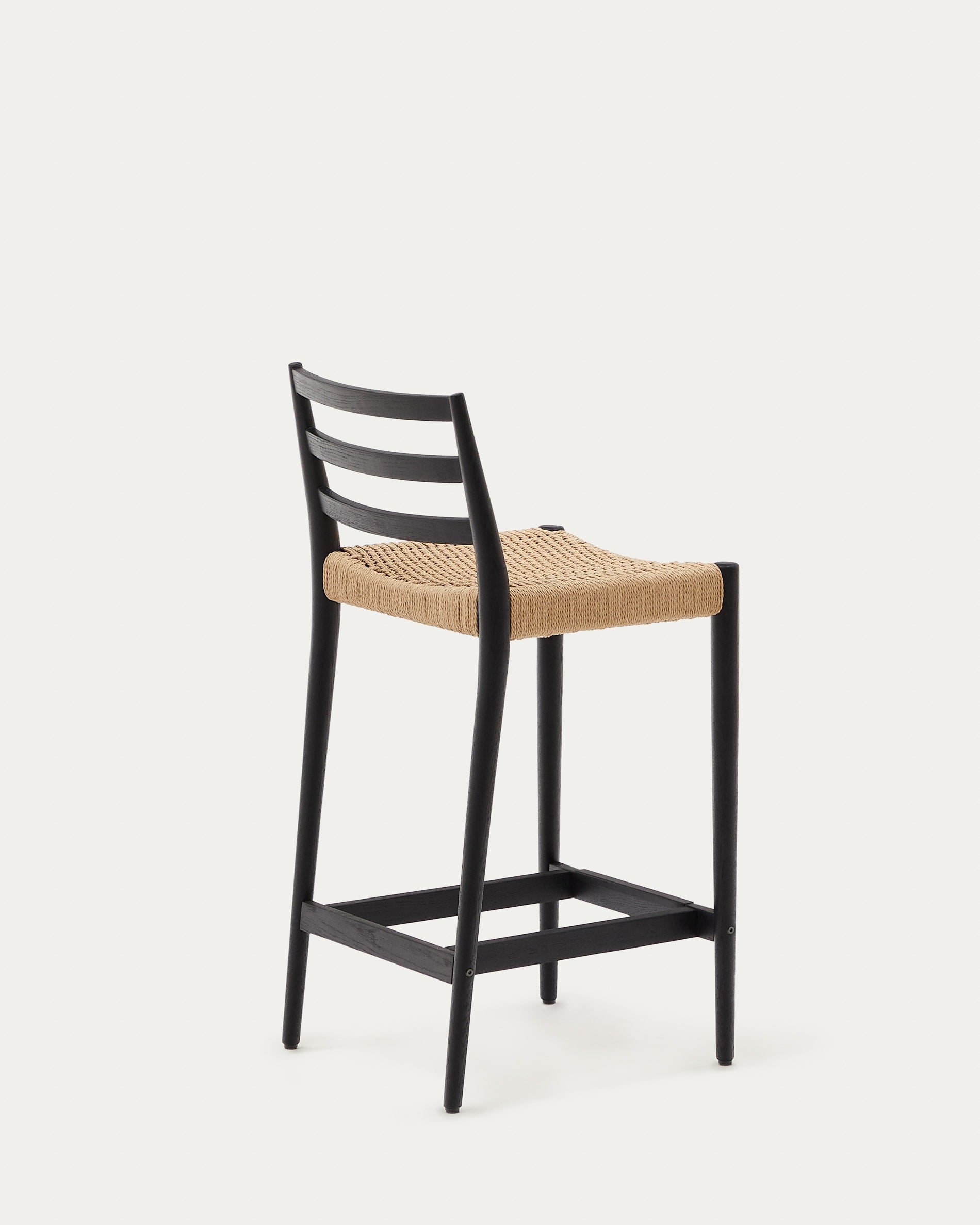 Stilvoller Analy Barhocker aus massivem Eichenholz mit schwarzem Finish und handgeflochtenem Seilsitz, ideal für moderne Küchen und Bars.