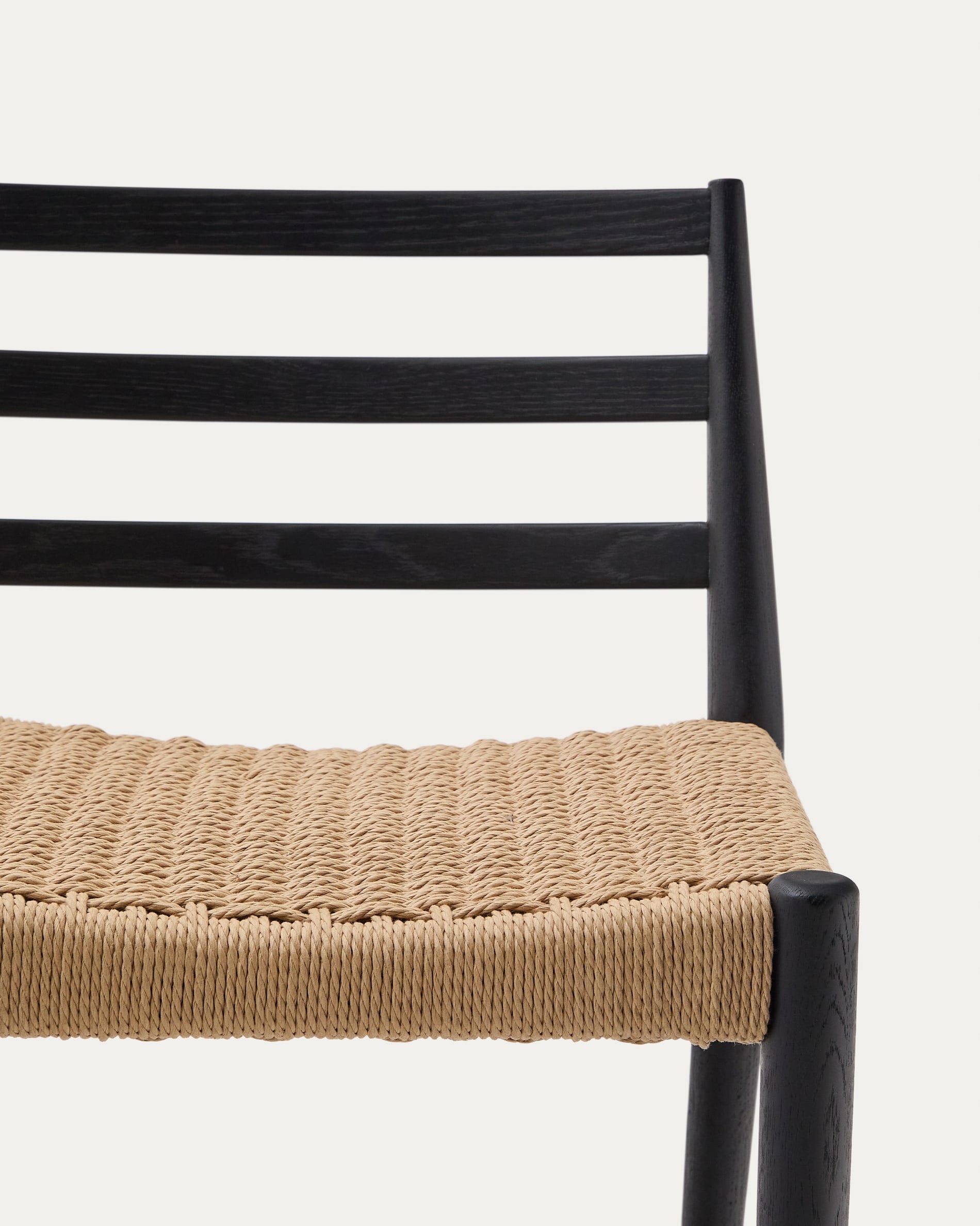 Eleganter Analy Barhocker aus massivem Eichenholz mit schwarzem Finish und handgeflochtenem Seilsitz, 70 cm hoch – ideal für stilvolle Räume.