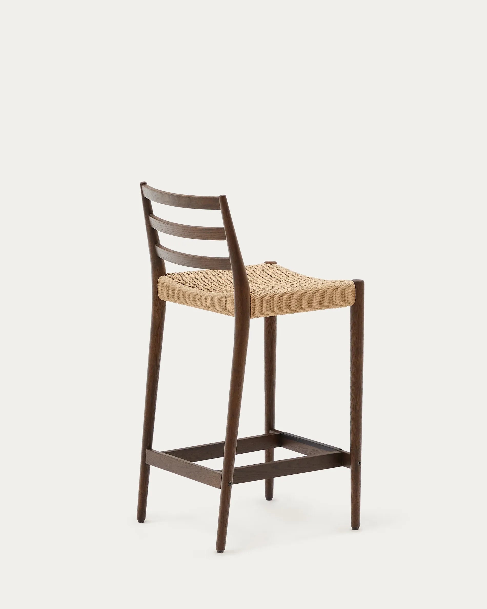 Eleganter Barhocker aus Eichenholz mit Nussbaum-Finish, handgeflochtenem Seilsitz und ergonomischer Rückenlehne, FSC-zertifiziert.