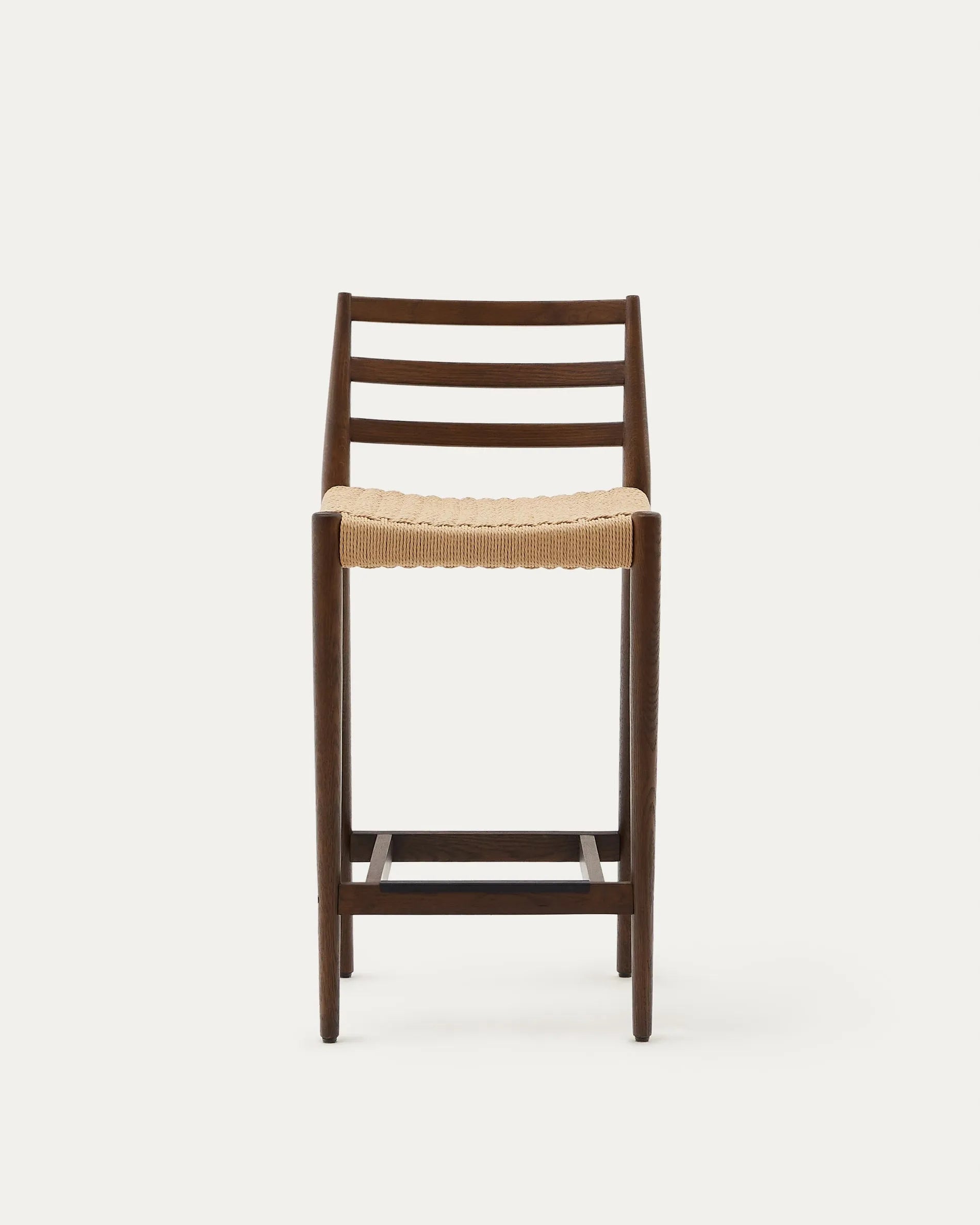 Eleganter Barhocker aus Eichenholz mit Nussbaum-Finish, handgeflochtenem Seilsitz und ergonomischer Rückenlehne, FSC-zertifiziert.