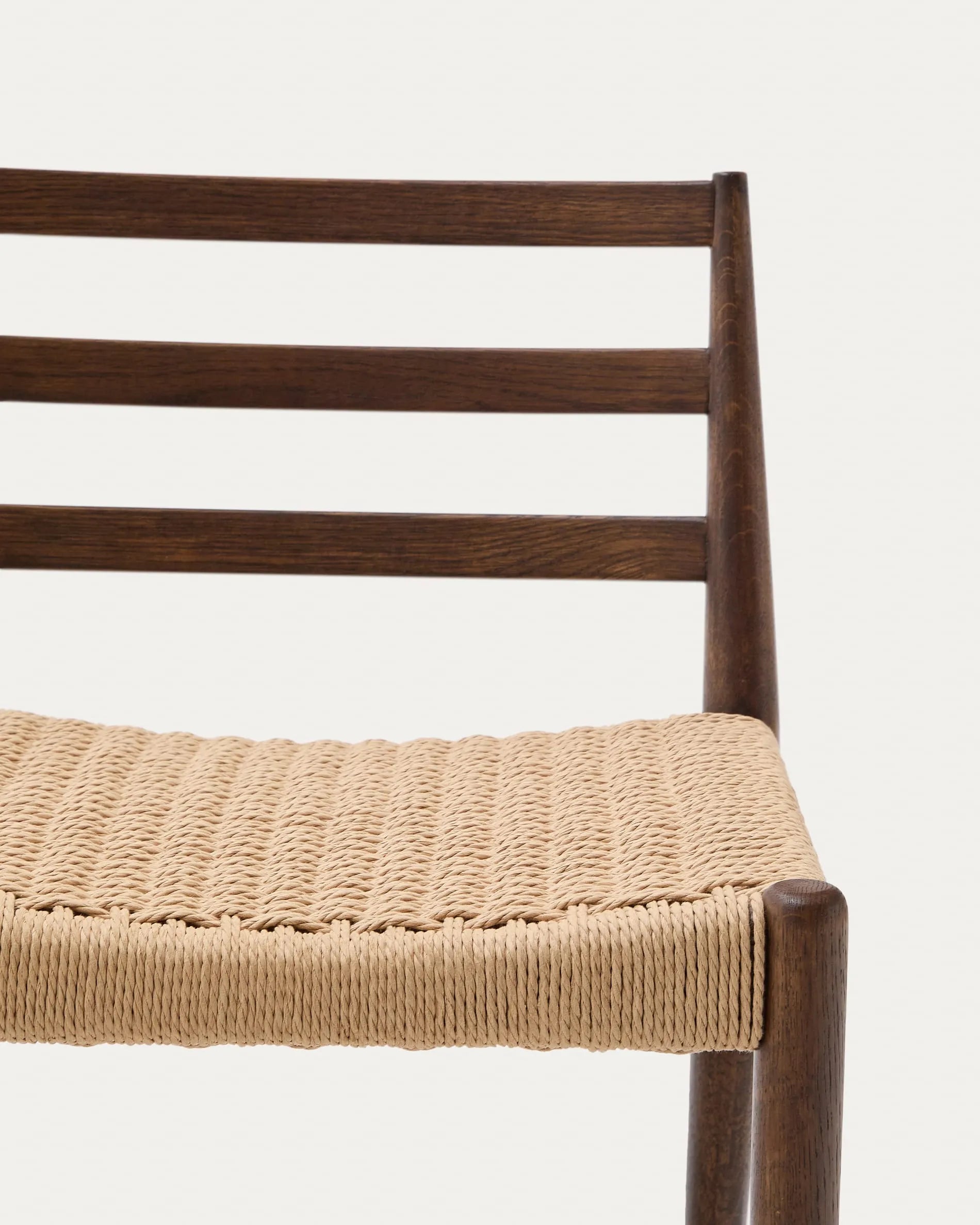 Eleganter Barhocker aus Eichenholz mit Nussbaum-Finish, handgeflochtenem Seilsitz und ergonomischer Rückenlehne, FSC-zertifiziert.