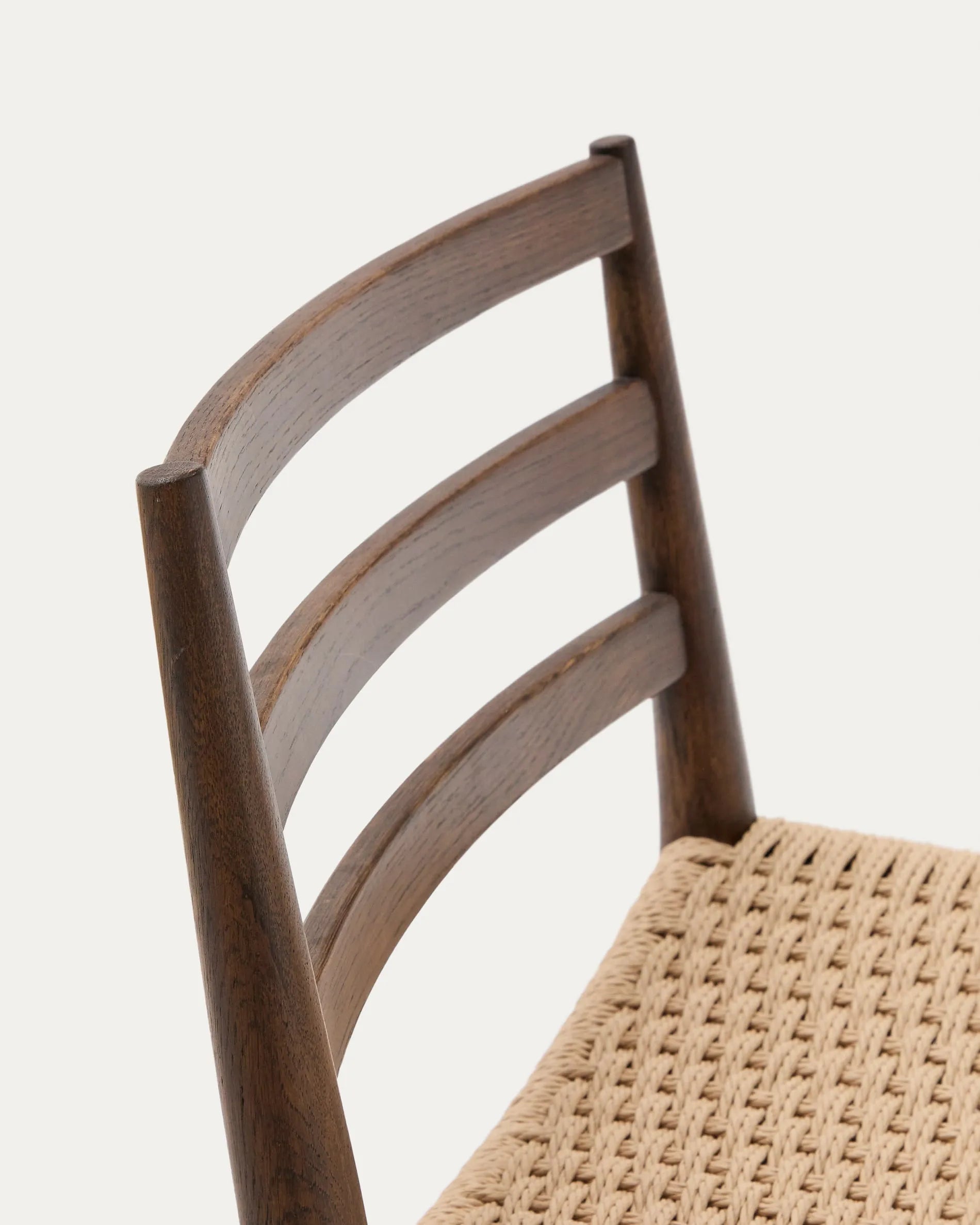 Eleganter Barhocker aus Eichenholz mit Nussbaum-Finish, handgeflochtenem Seilsitz und ergonomischer Rückenlehne, FSC-zertifiziert.