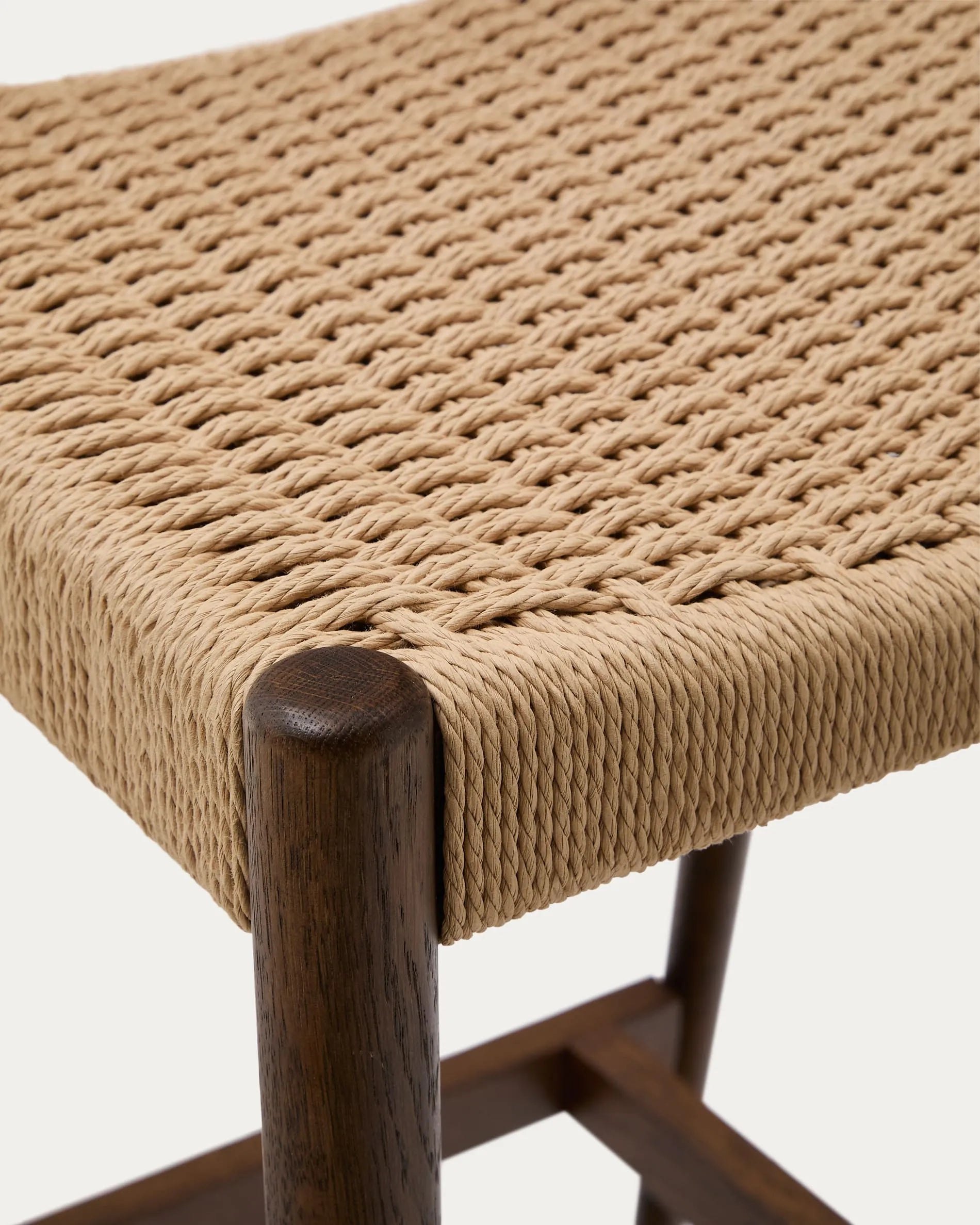 Eleganter Barhocker aus Eichenholz mit Nussbaum-Finish, handgeflochtenem Seilsitz und ergonomischer Rückenlehne, FSC-zertifiziert.