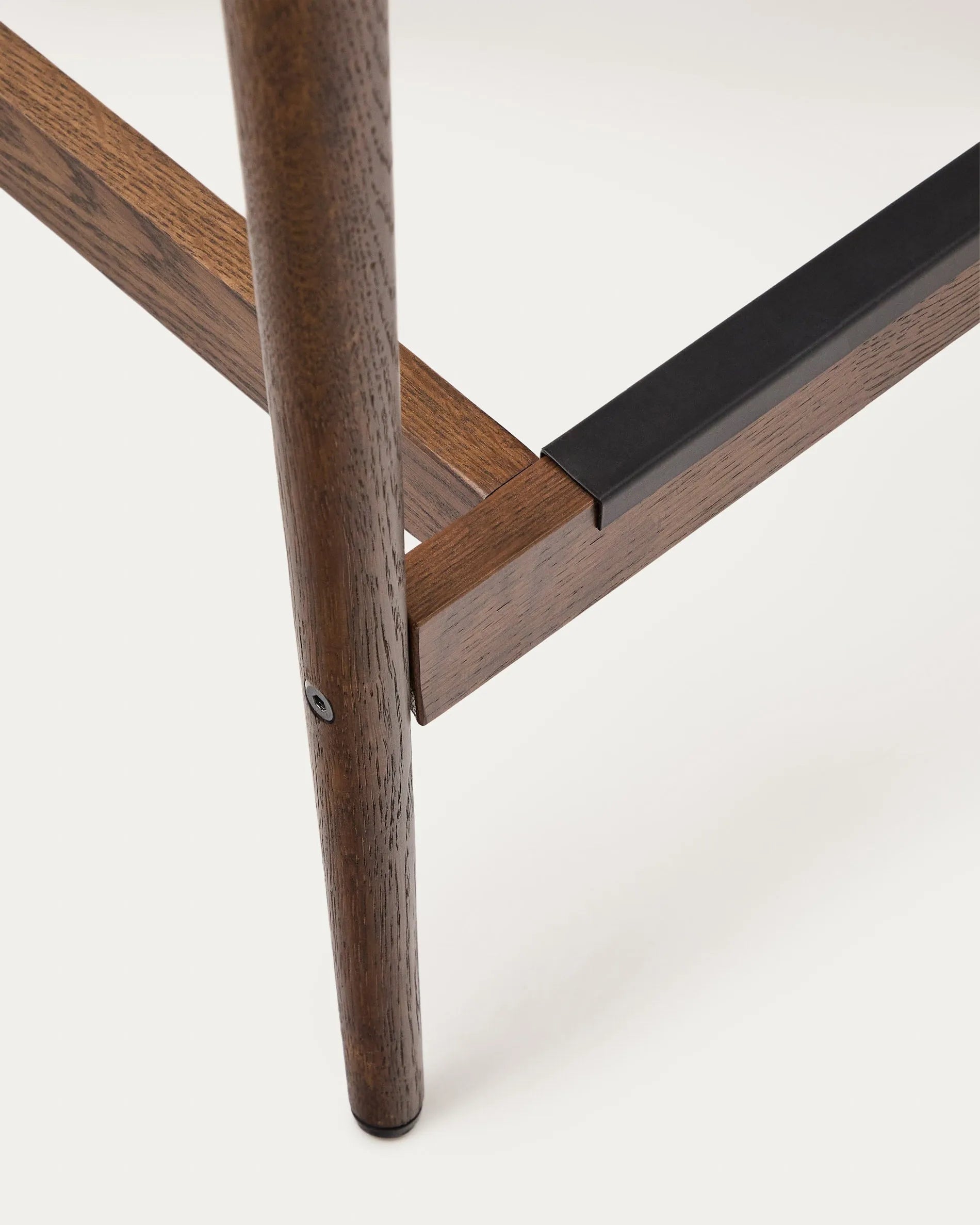 Eleganter Barhocker aus Eichenholz mit Nussbaum-Finish, handgeflochtenem Seilsitz und ergonomischer Rückenlehne, FSC-zertifiziert.