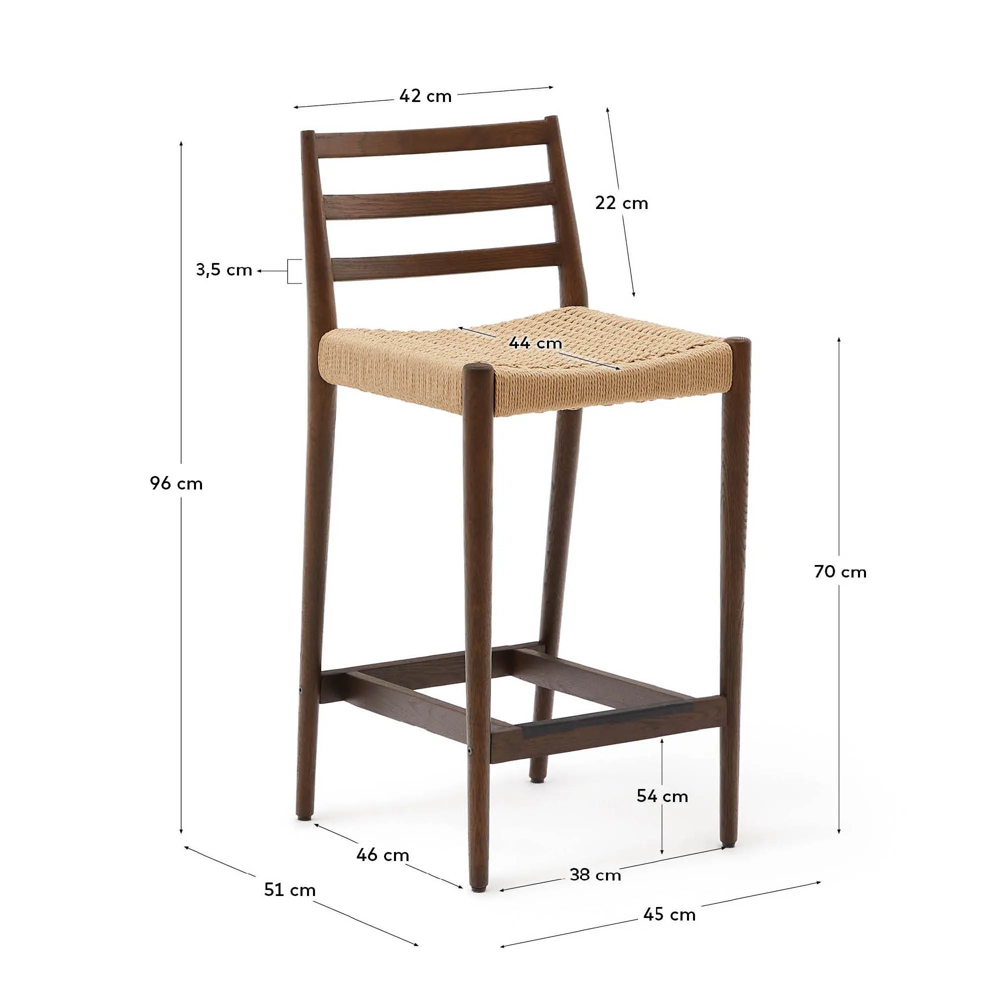 Eleganter Barhocker aus Eichenholz mit Nussbaum-Finish, handgeflochtenem Seilsitz und ergonomischer Rückenlehne, FSC-zertifiziert.