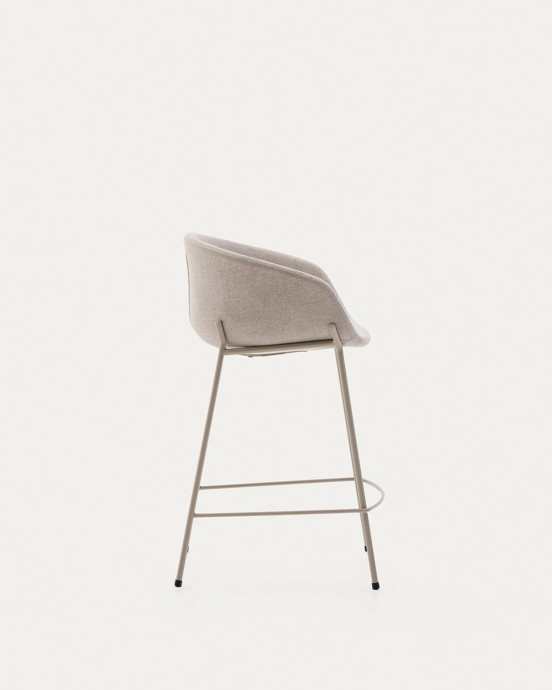 Eleganter Hocker Yvette: Beigefarbene Chenille-Sitzfläche, Stahlbeine mit Finish, 65 cm hoch. Stilvoll und komfortabel.