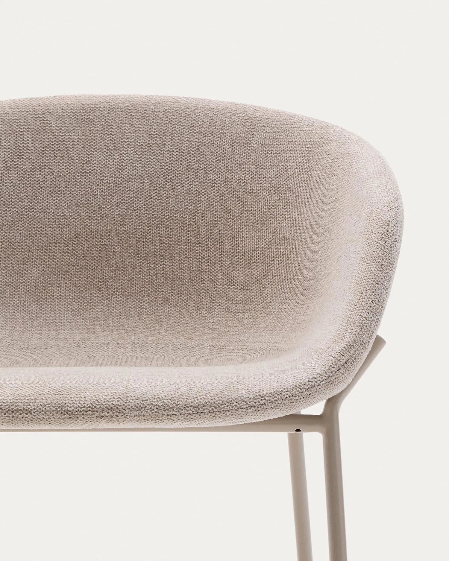 Eleganter Hocker Yvette: Beigefarbene Chenille-Sitzfläche, Stahlbeine mit Finish, 65 cm hoch. Stilvoll und komfortabel.