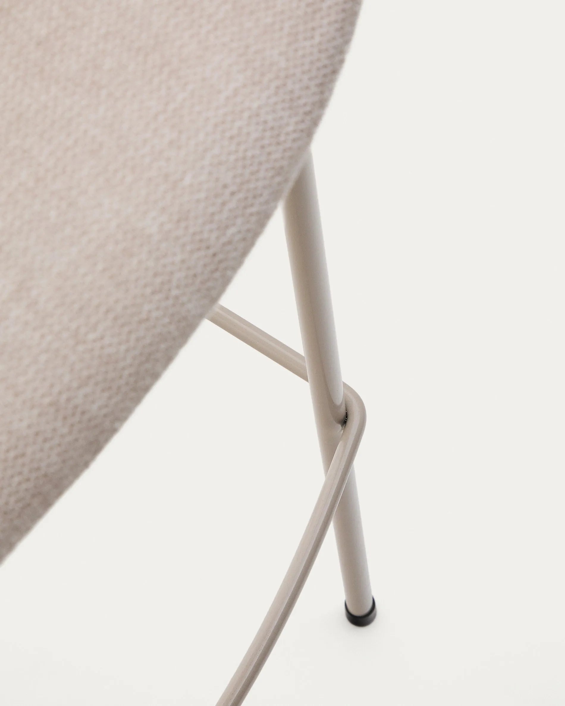 Eleganter Hocker Yvette: Beigefarbene Chenille-Sitzfläche, Stahlbeine mit Finish, 75 cm hoch, ideal für moderne Räume.