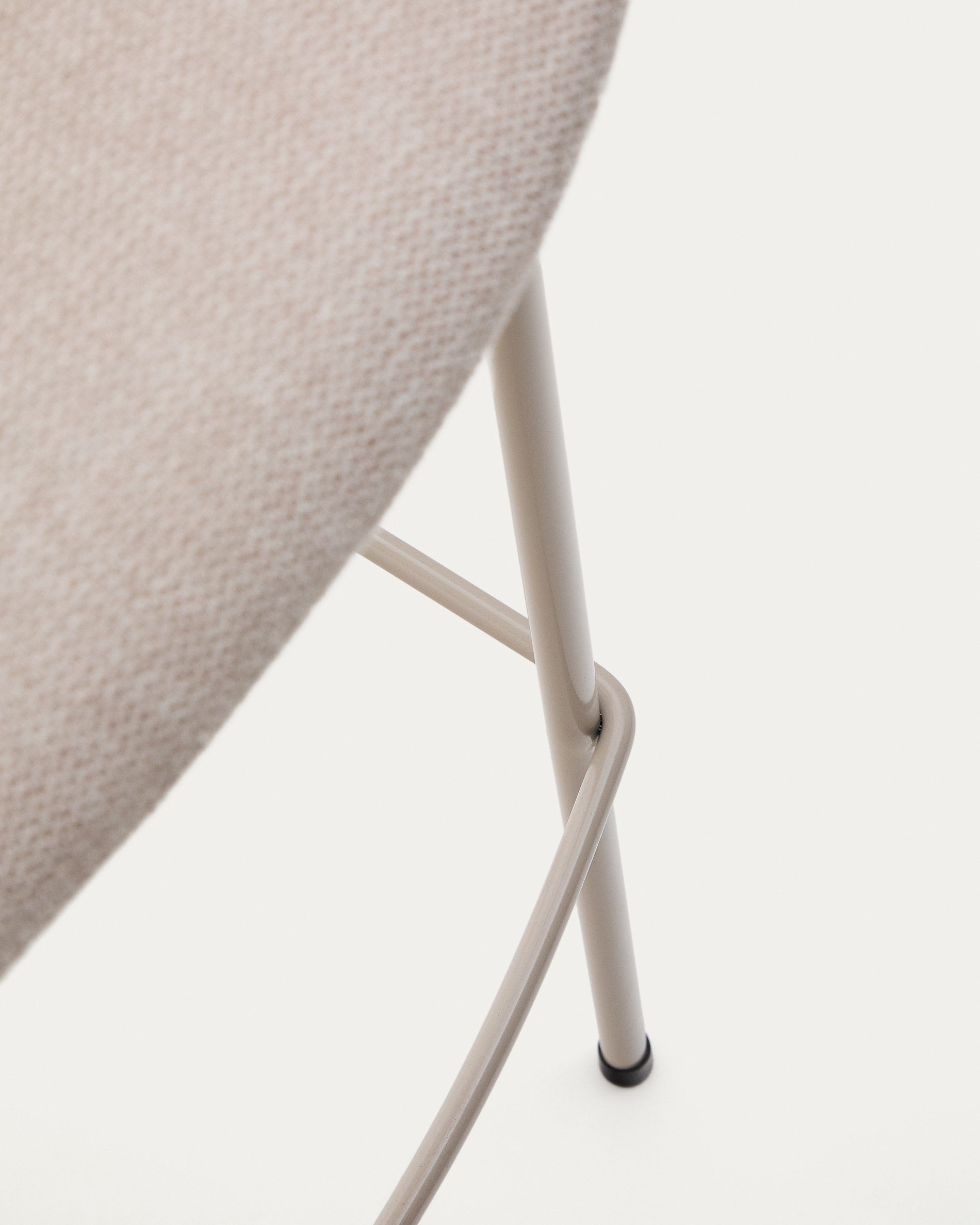 Eleganter Hocker Yvette aus beiger Chenille mit stabilen Stahlbeinen in passendem Design, 75 cm hoch, von Kave Home.