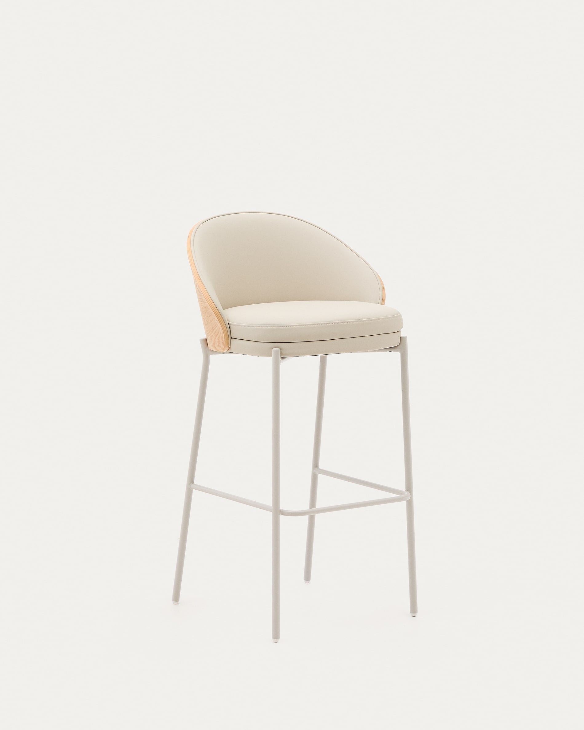 Eleganter Eamy Hocker mit beigem Kunstleder, Eschenfurnier in Naturfinish und Metallakzenten, 77 cm hoch, von Kave Home.