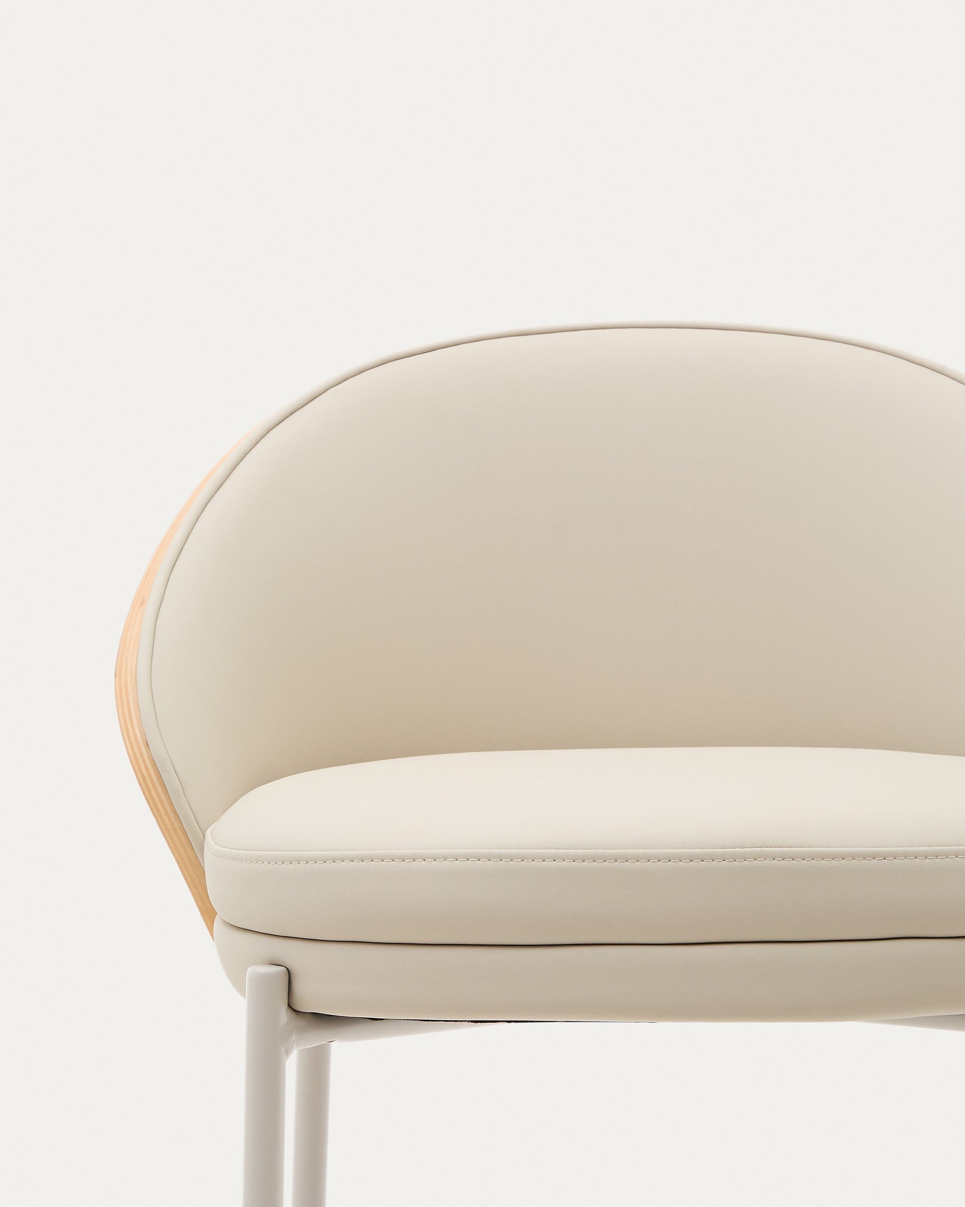 Moderner Eamy Hocker, 77 cm, mit beigem Kunstleder, natürlichem Eschenfurnier und Metallakzenten, ideal für stilvolle Einrichtungen.