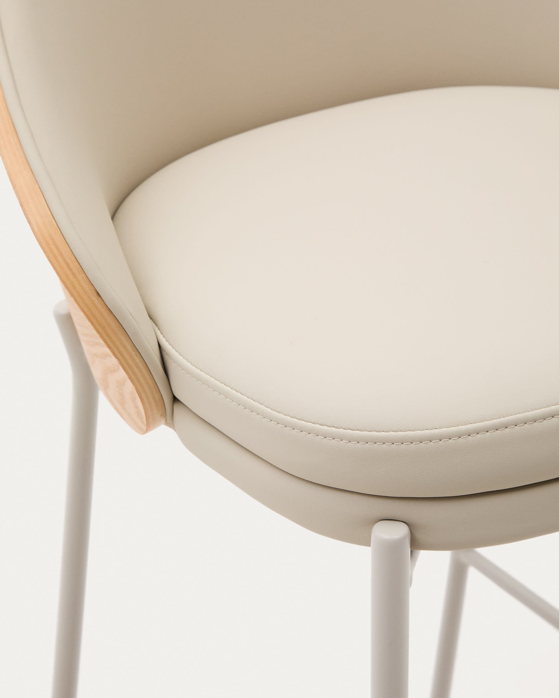 Moderner Eamy Hocker, 77 cm hoch, mit beigem Kunstleder, natürlichem Eschenfurnier und Metallakzenten, ideal für stilvolle Räume.