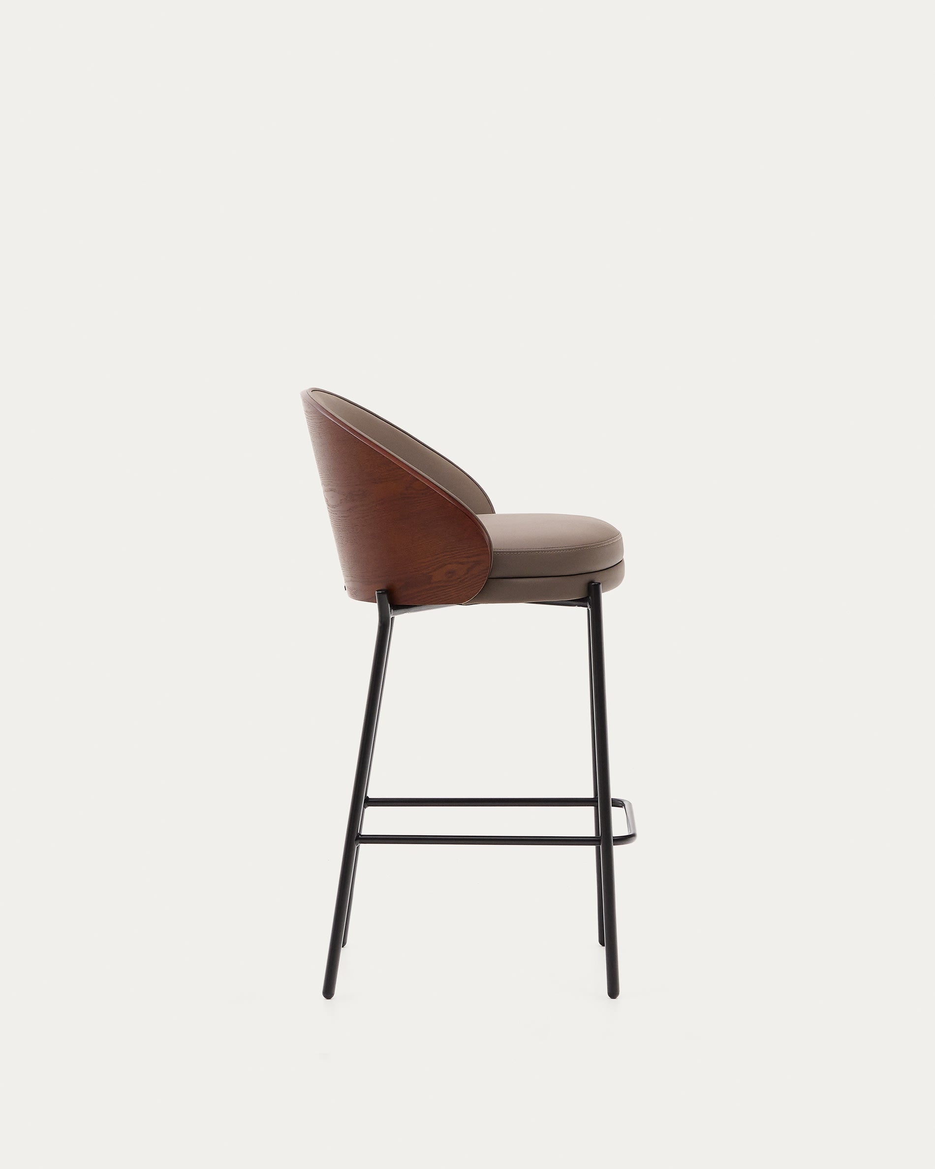 Moderner Hocker mit braunem Kunstleder, Nussbaum-Eschenfurnier und schwarzem Metall, perfekt für stilvolle Wohnräume.