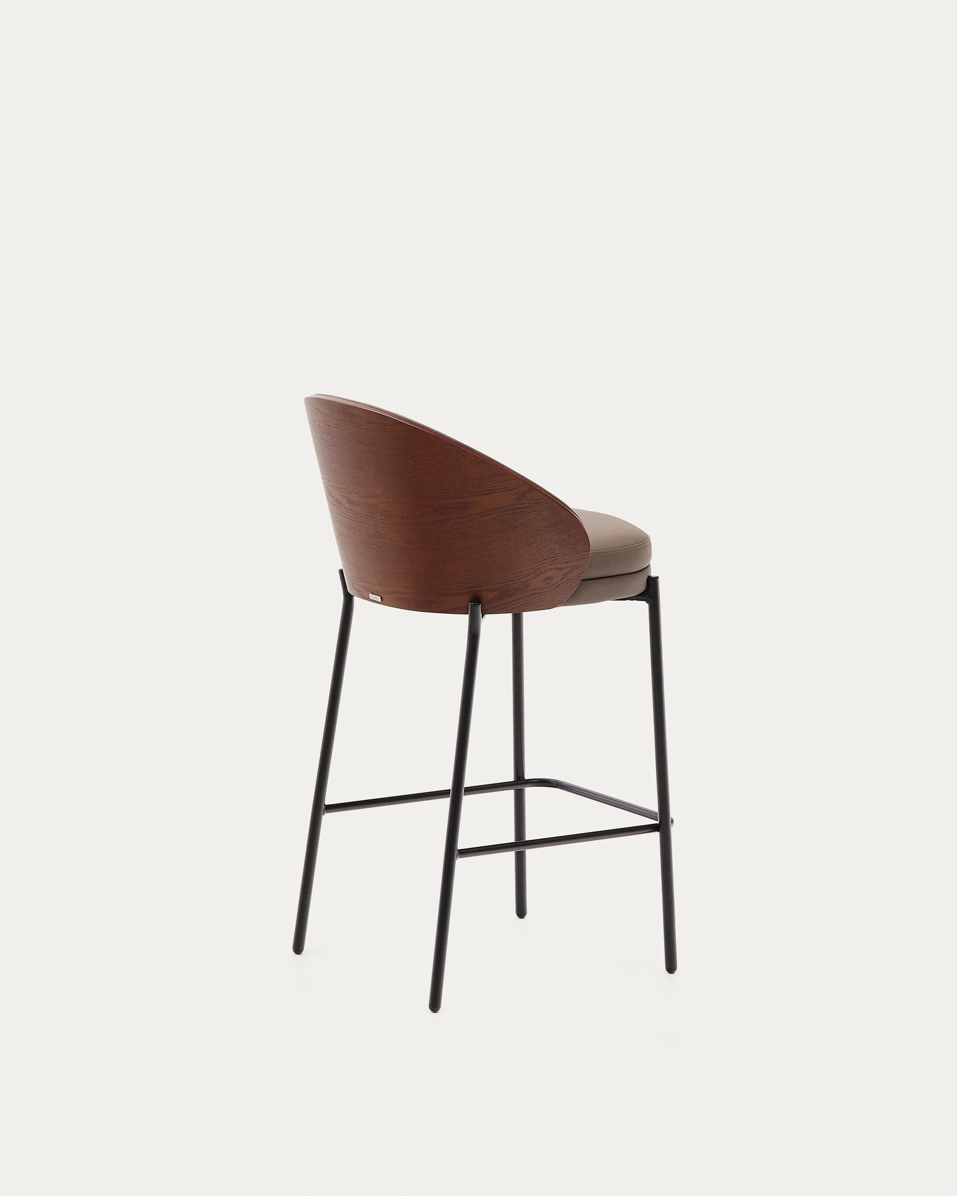 Eleganter Hocker mit braunem Kunstleder, Nussbaum-Eschenfurnier und schwarzem Metallgestell, ideal für modernes Wohndesign.