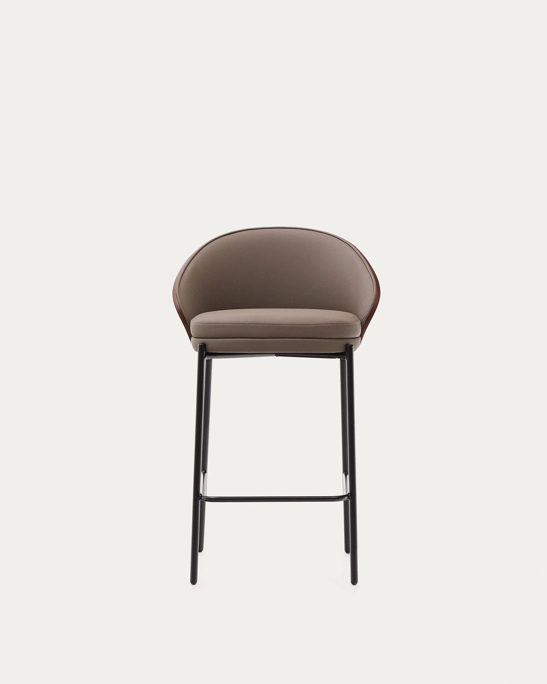 Moderner Hocker mit braunem Kunstleder, Nussbaum-Eschenfurnier und schwarzem Metall, perfekt für stilvolle Wohnräume.