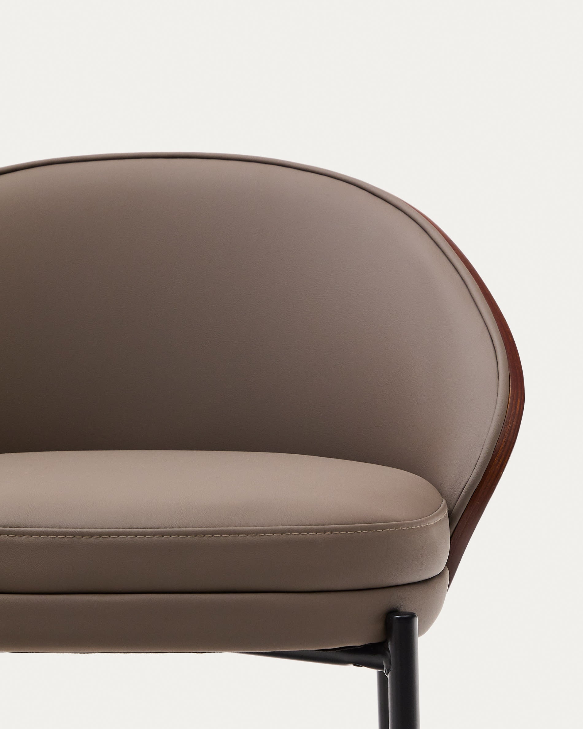 Eleganter Hocker mit braunem Kunstleder, Nussbaum-Eschenfurnier und schwarzem Metall, ideal für moderne und stilvolle Einrichtungen.