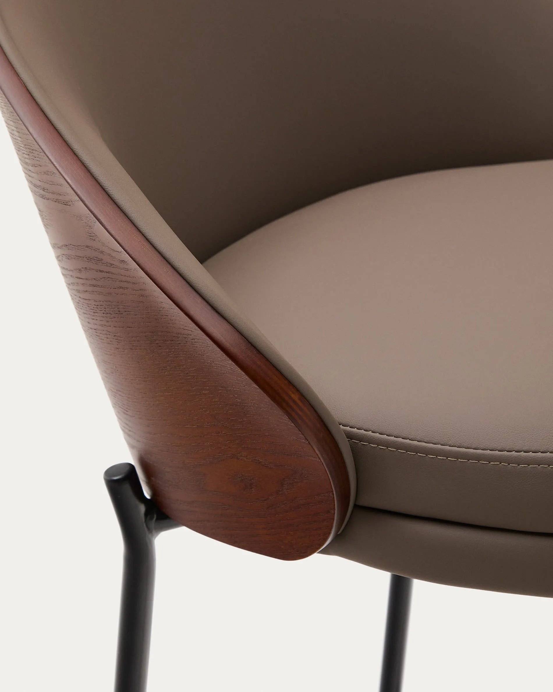 Eleganter Hocker mit braunem Kunstledersitz, Nussbaum-Eschenfurnier und schwarzen Metallbeinen für modernen Stil.