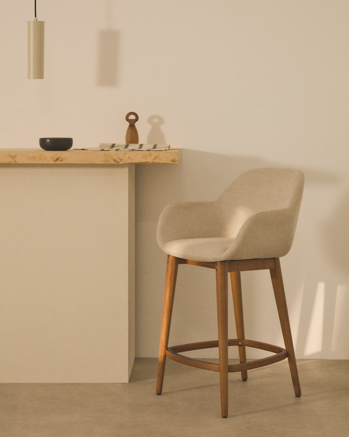 Beigefarbener Hocker Konna mit Beinen aus massivem Eschenholz, dunkles Finish 65 cm in Beige präsentiert im Onlineshop von KAQTU Design AG. Barstuhl ist von Kave Home