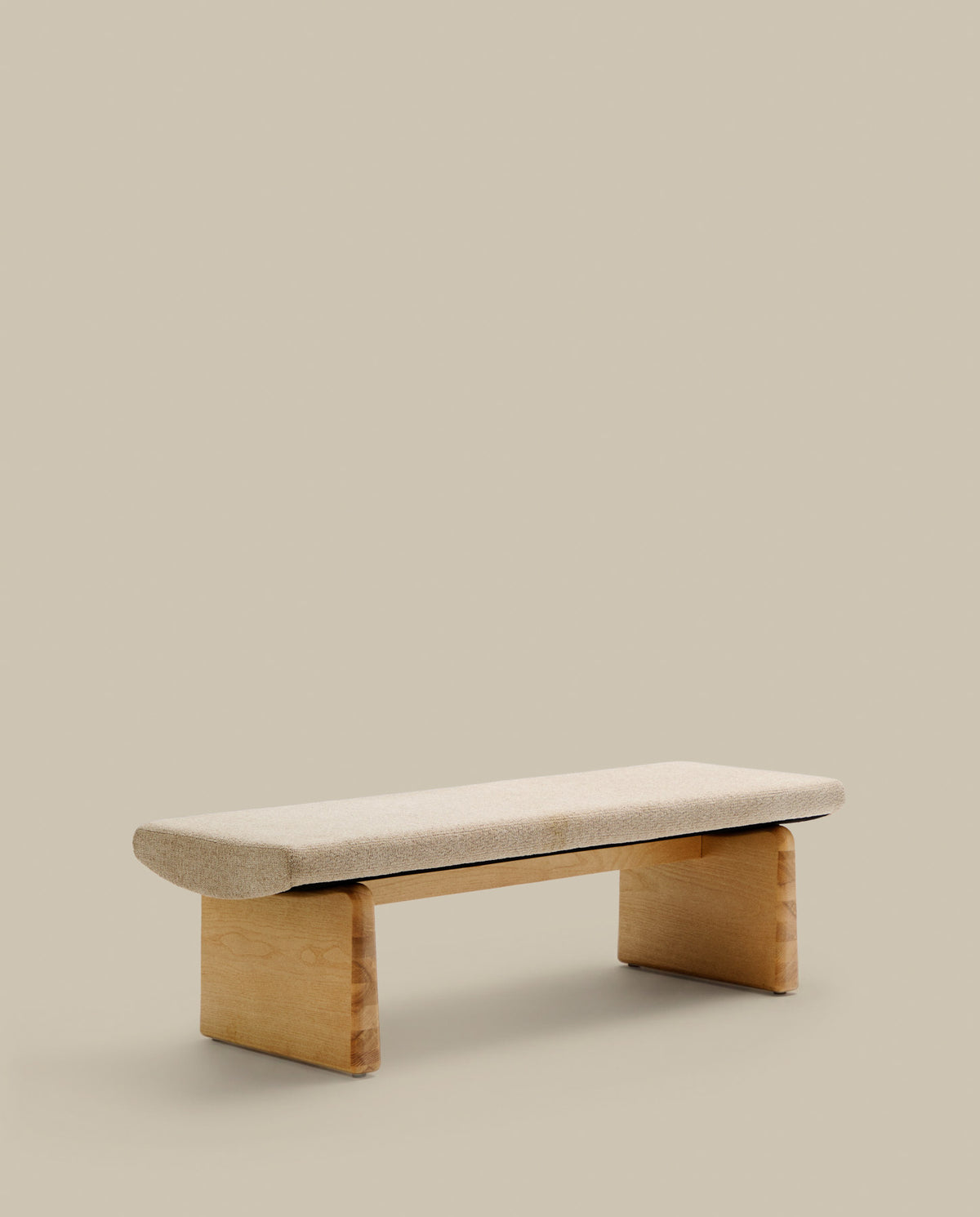 Polsterbank Topaz beige Chenille und massives Eschenholz mit natürlichem Finish 150cm FSC 100% in Beige präsentiert im Onlineshop von KAQTU Design AG. Sitzbank ist von Kave Home