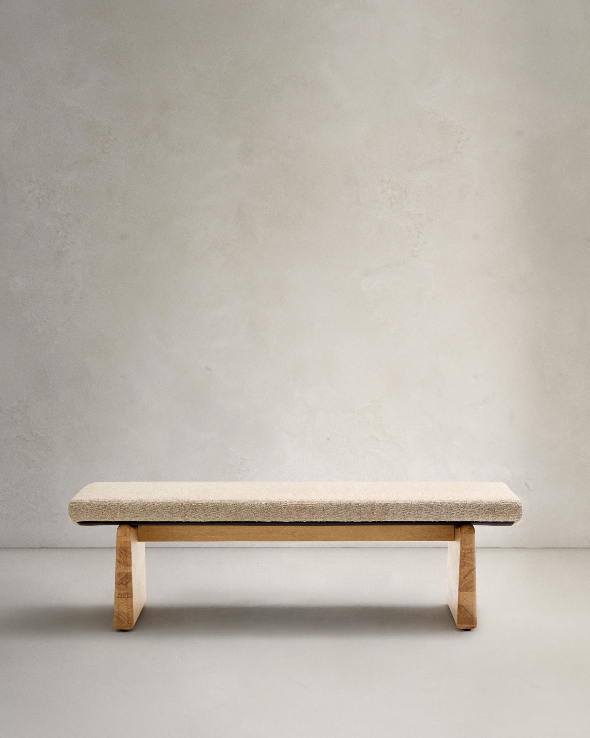 Elegante Polsterbank Topaz, 150 cm, aus beigem Chenille und massivem Eschenholz mit natürlichem Finish, FSC-zertifiziert, von Kave Home.