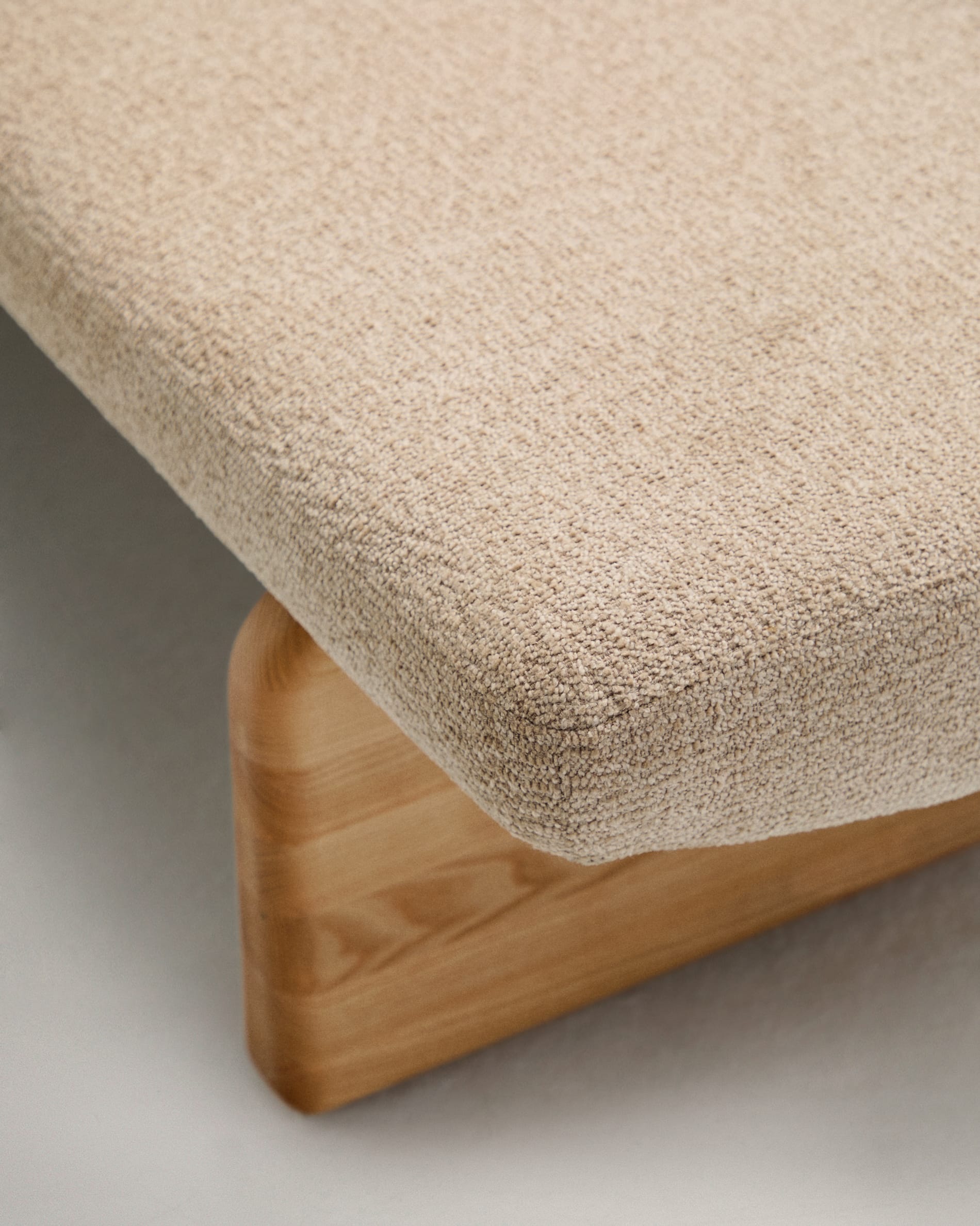 Entdecken Sie die elegante Polsterbank Topaz in Beige, gefertigt aus hochwertigem Chenille und robustem Eschenholz. Ideal für jeden Raum!