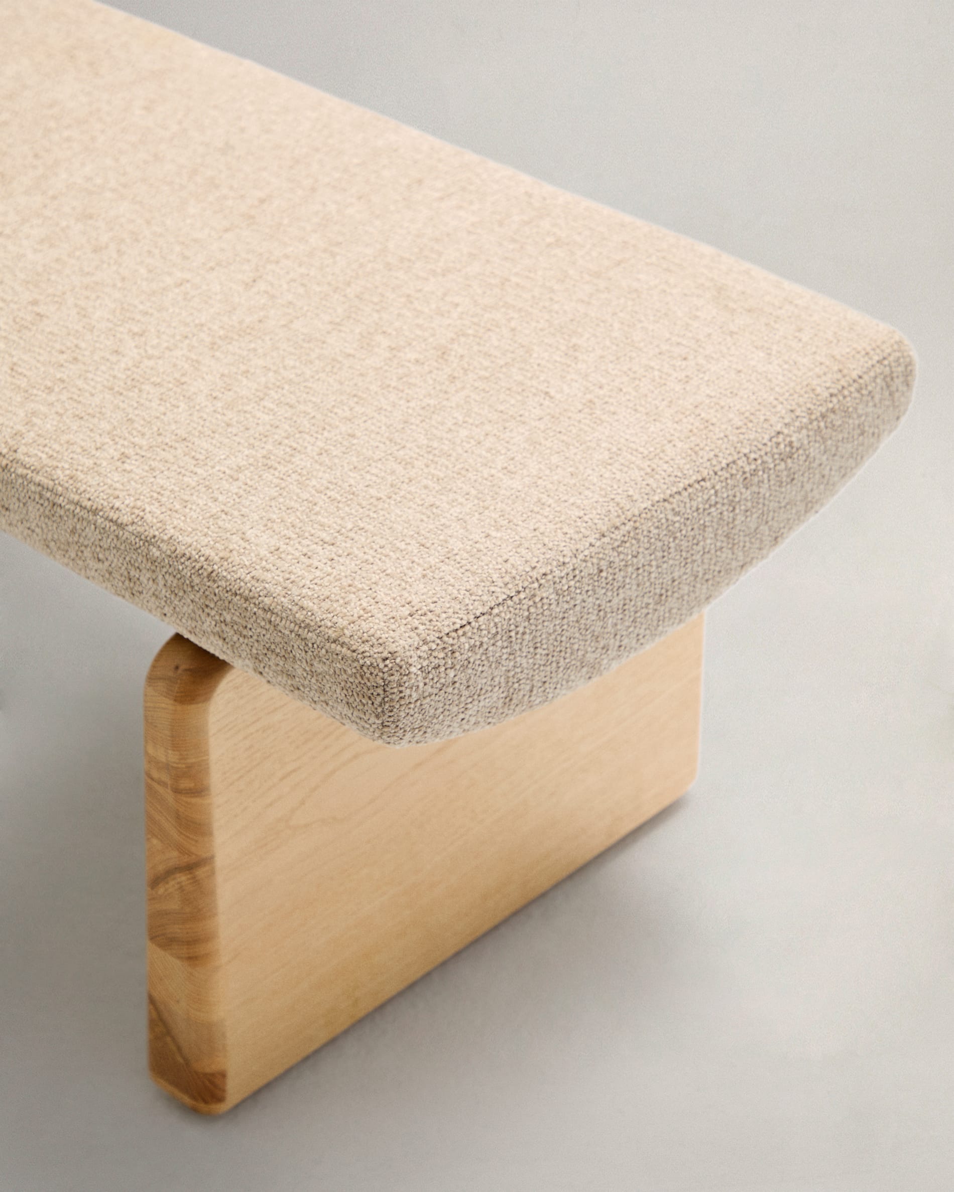 Polsterbank Topaz, 150 cm, aus beigem Chenille und Eschenholz mit natürlichem Finish, FSC-zertifiziert, von Kave Home.