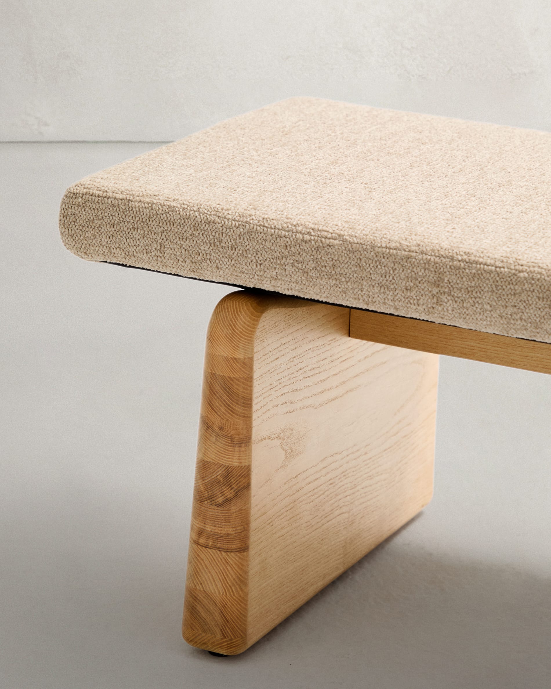 Elegante Polsterbank Topaz, 150 cm, aus beigem Chenille und massivem Eschenholz mit natürlichem Finish, FSC-zertifiziert, von Kave Home.