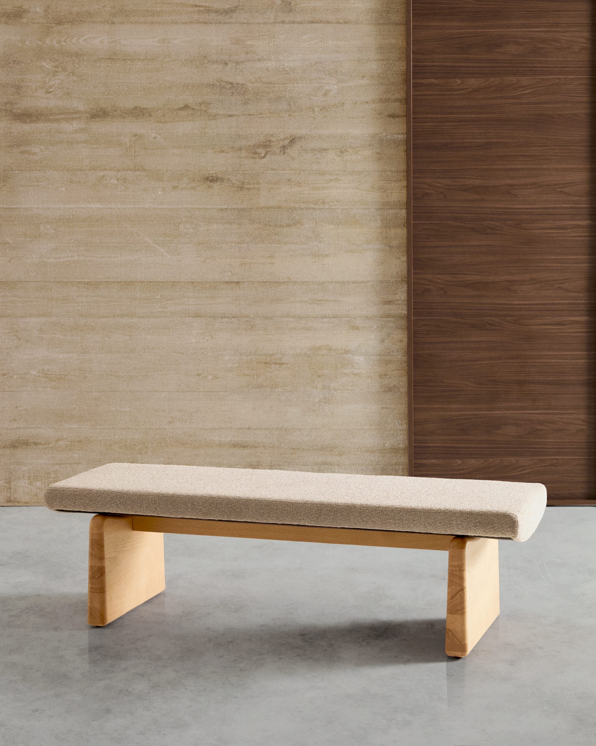 Elegante Polsterbank Topaz aus beigem Chenille und massivem Eschenholz, 150 cm, FSC-zertifiziert, natürliches Finish, von Kave Home.