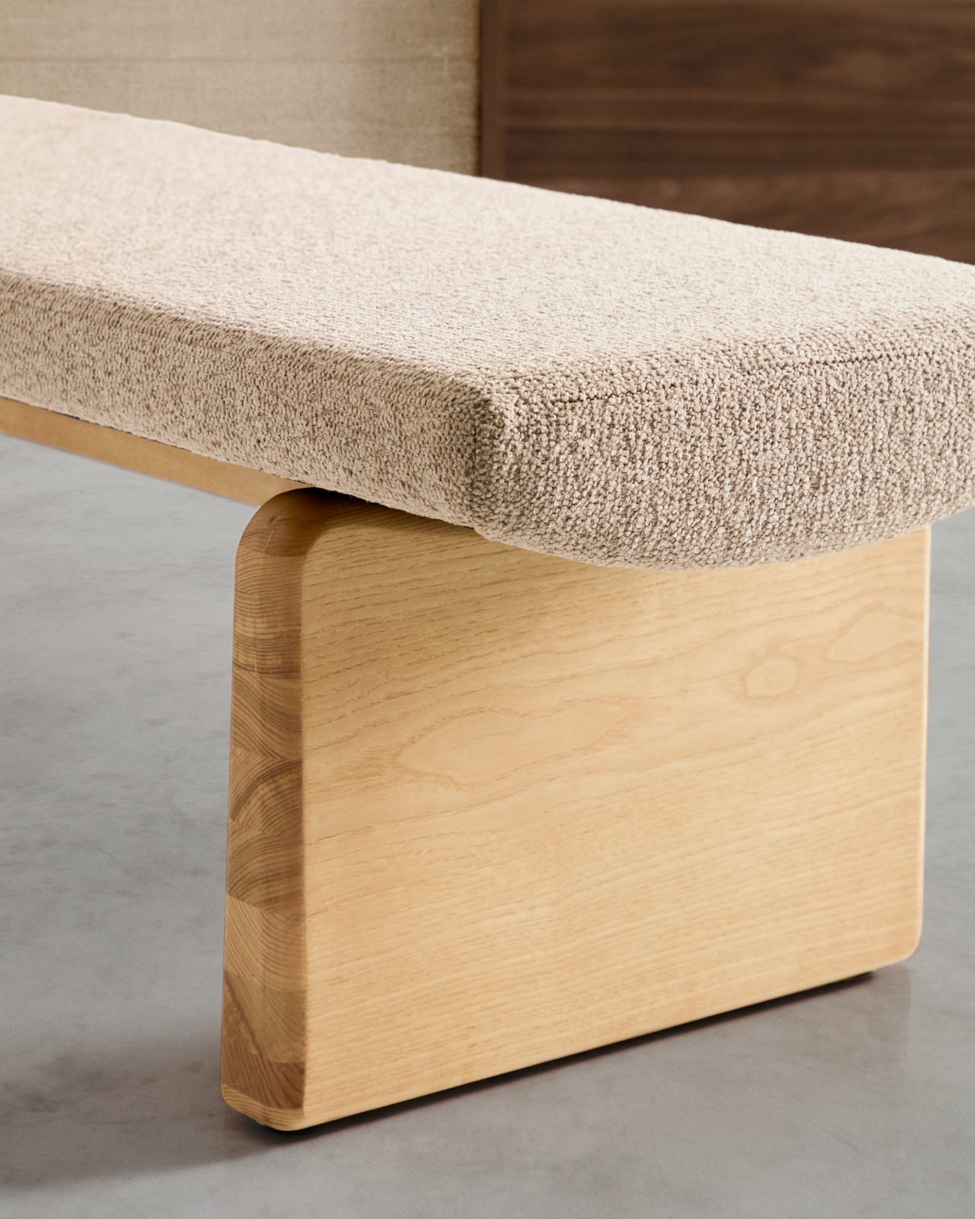 Polsterbank Topaz, 150 cm, aus beigem Chenille und massivem Eschenholz mit natürlichem Finish, FSC-zertifiziert, von Kave Home.