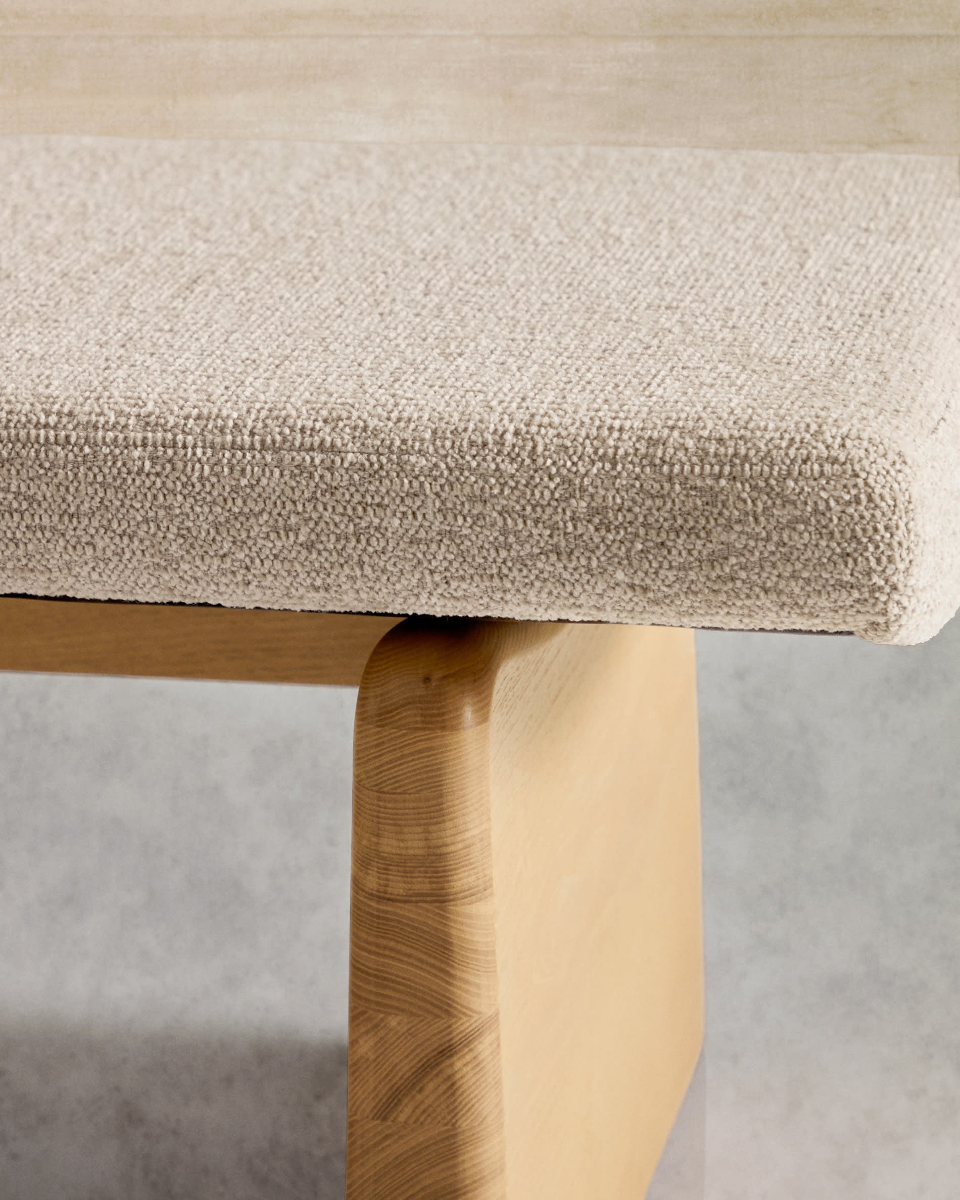 Elegante Polsterbank Topaz, 150 cm, aus beigem Chenille und massivem Eschenholz mit natürlichem Finish, FSC-zertifiziert, von Kave Home.