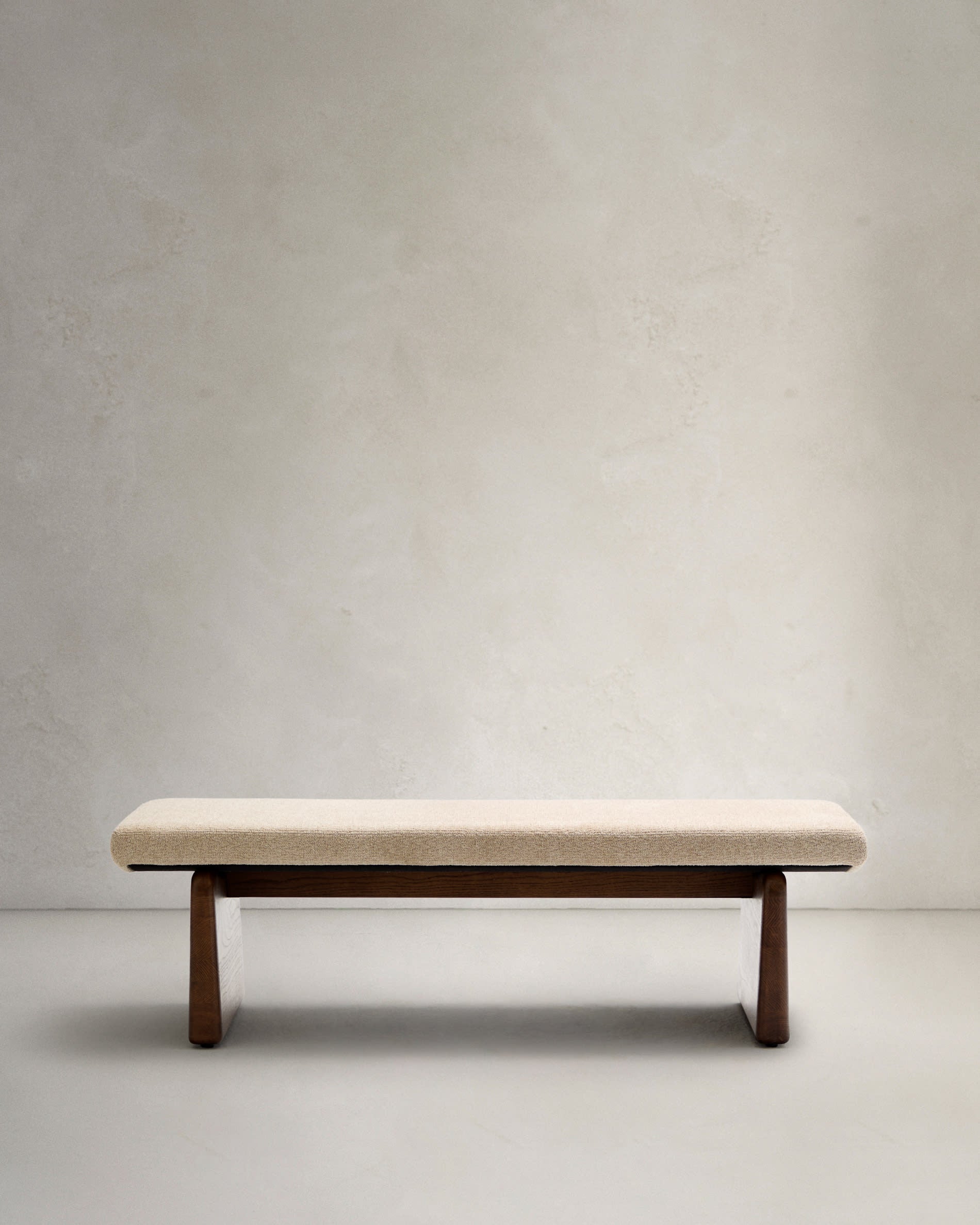 Polsterbank Topaz, 150 cm, beiger Chenillebezug, Eschenholz mit Walnuss-Finish, FSC-zertifiziert, von Kave Home.