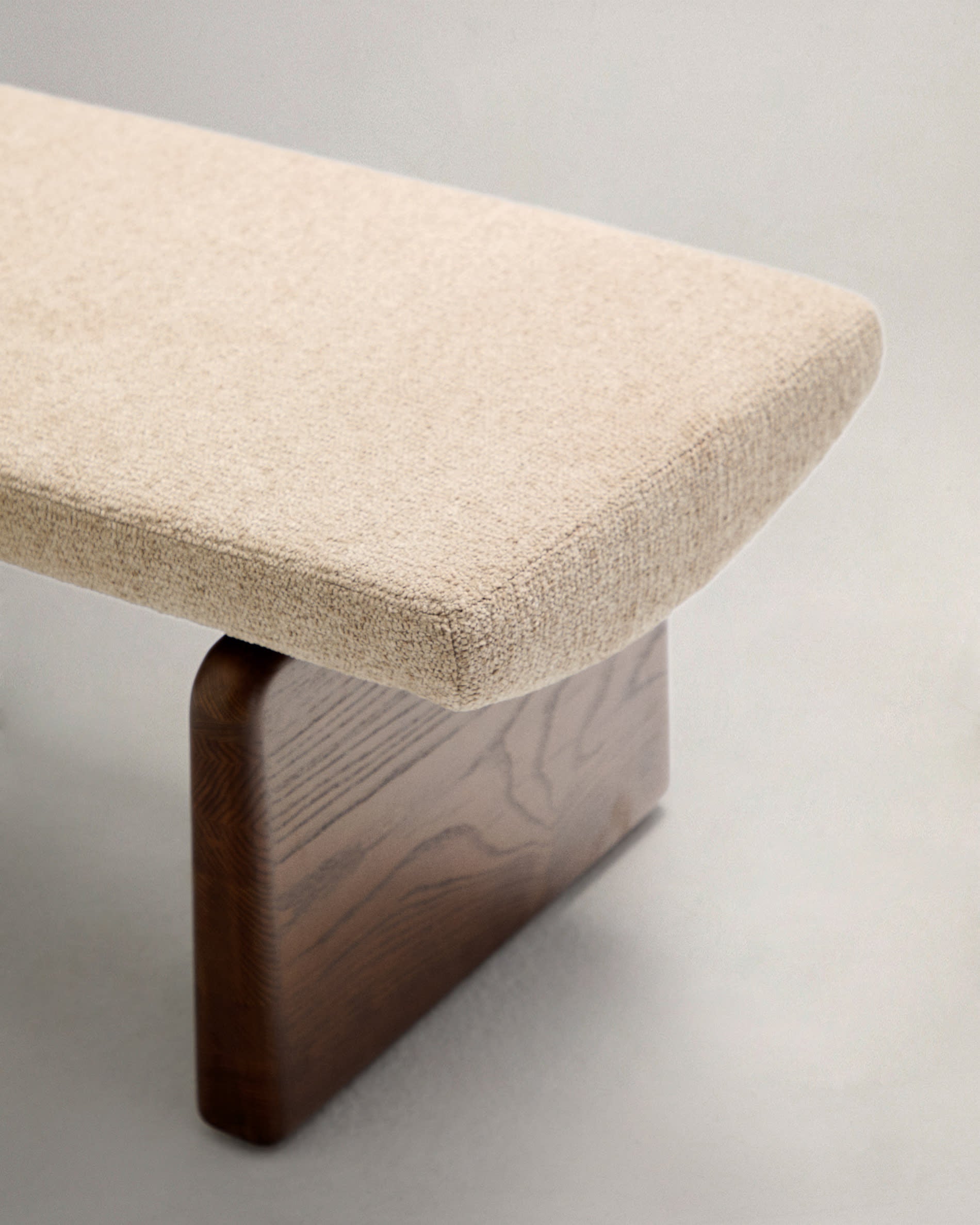 Elegante Polsterbank Topaz, 150 cm, beiger Chenillebezug, massives Eschenholz mit Walnuss-Finish, FSC-zertifiziert, von Kave Home.