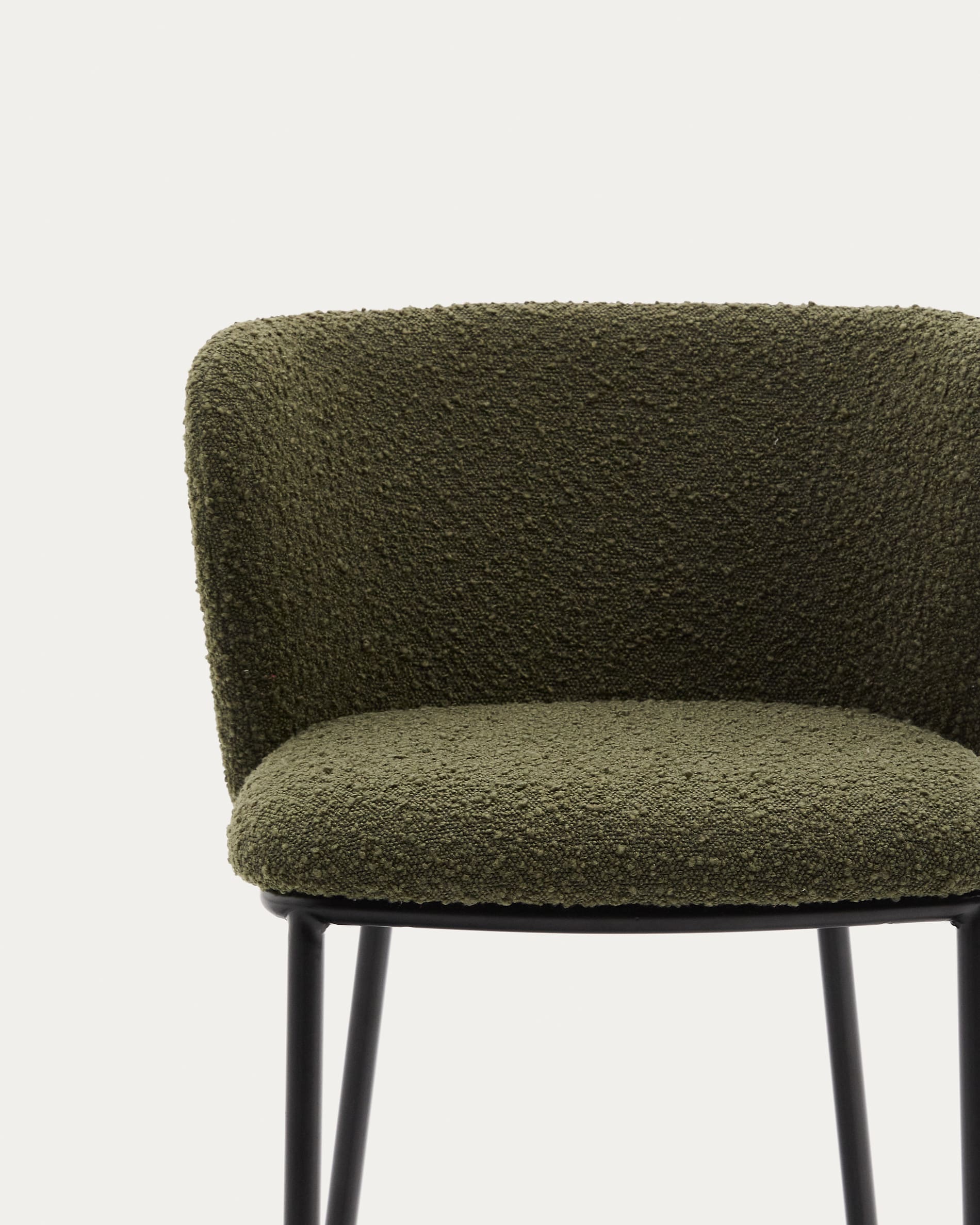 Moderner Hocker Ciselia mit grünem Schaffell, stabilem schwarzen Stahlgestell, 65 cm hoch, FSC-zertifiziert, von Kave Home.