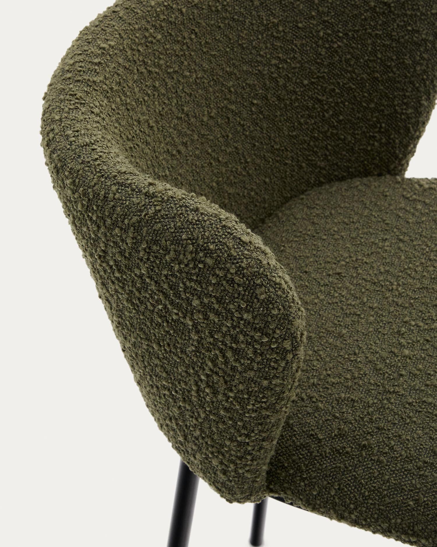 Eleganter Hocker Ciselia mit grünem Schaffellbezug, robustem schwarzen Stahlrahmen, 65 cm hoch, FSC-zertifiziert, von Kave Home.