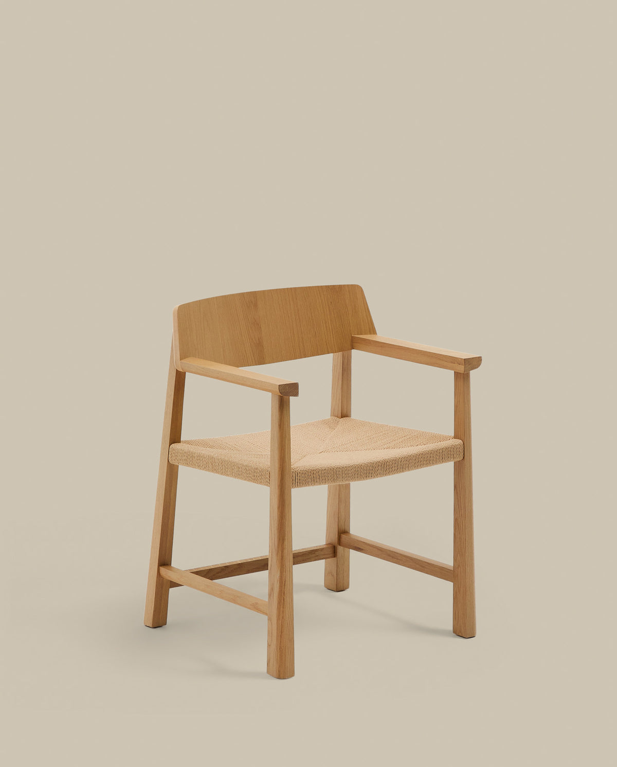 Stuhl Idun aus massivem FSC Mix Credit Eichenholz mit Finish in natürlichem Farbton und Sitzfläche aus Seil in Natur präsentiert im Onlineshop von KAQTU Design AG. Stuhl ist von Kave Home