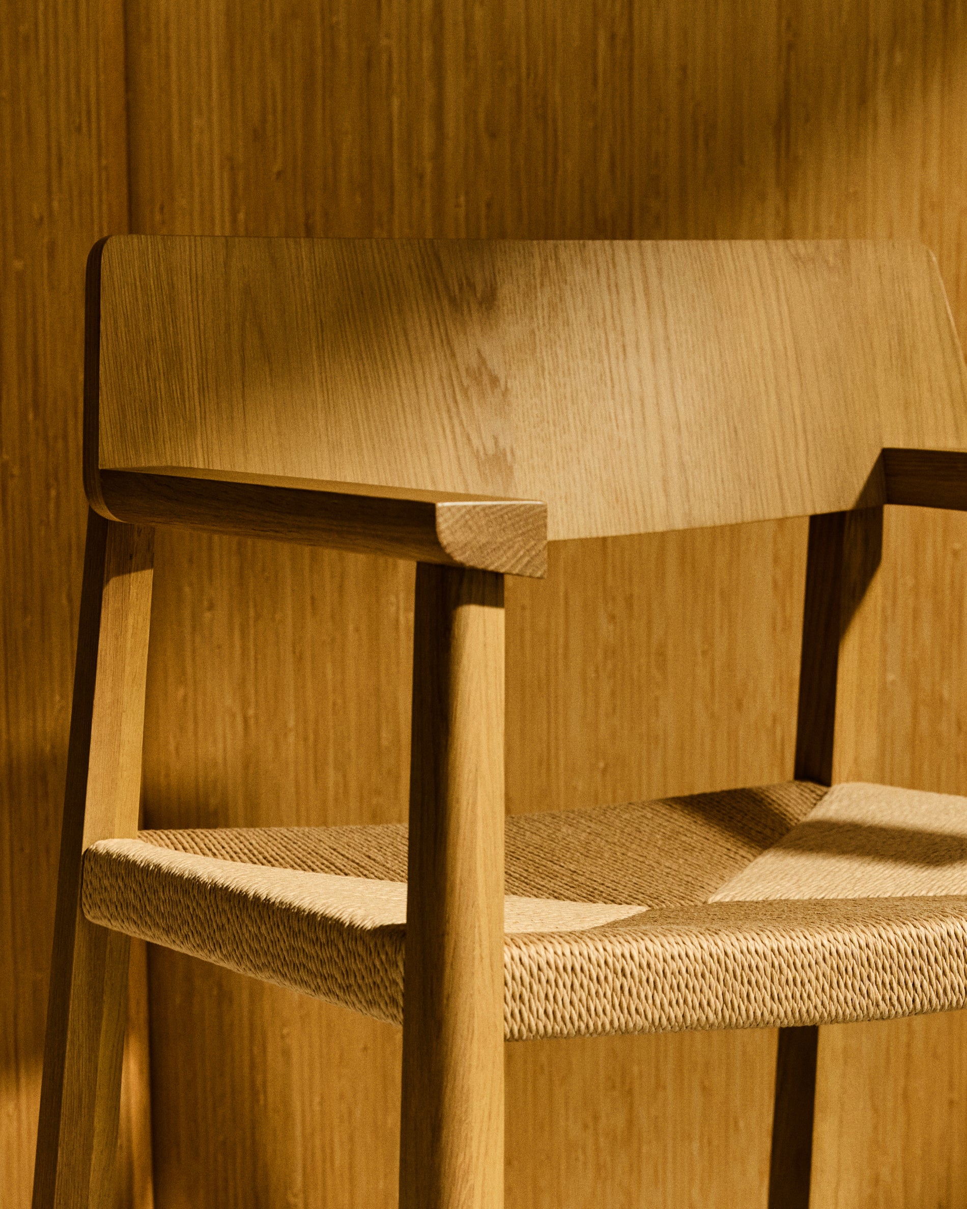 Stuhl Idun aus massivem FSC Mix Credit Eichenholz mit Finish in natürlichem Farbton und Sitzfläche aus Seil in Natur präsentiert im Onlineshop von KAQTU Design AG. Stuhl ist von Kave Home