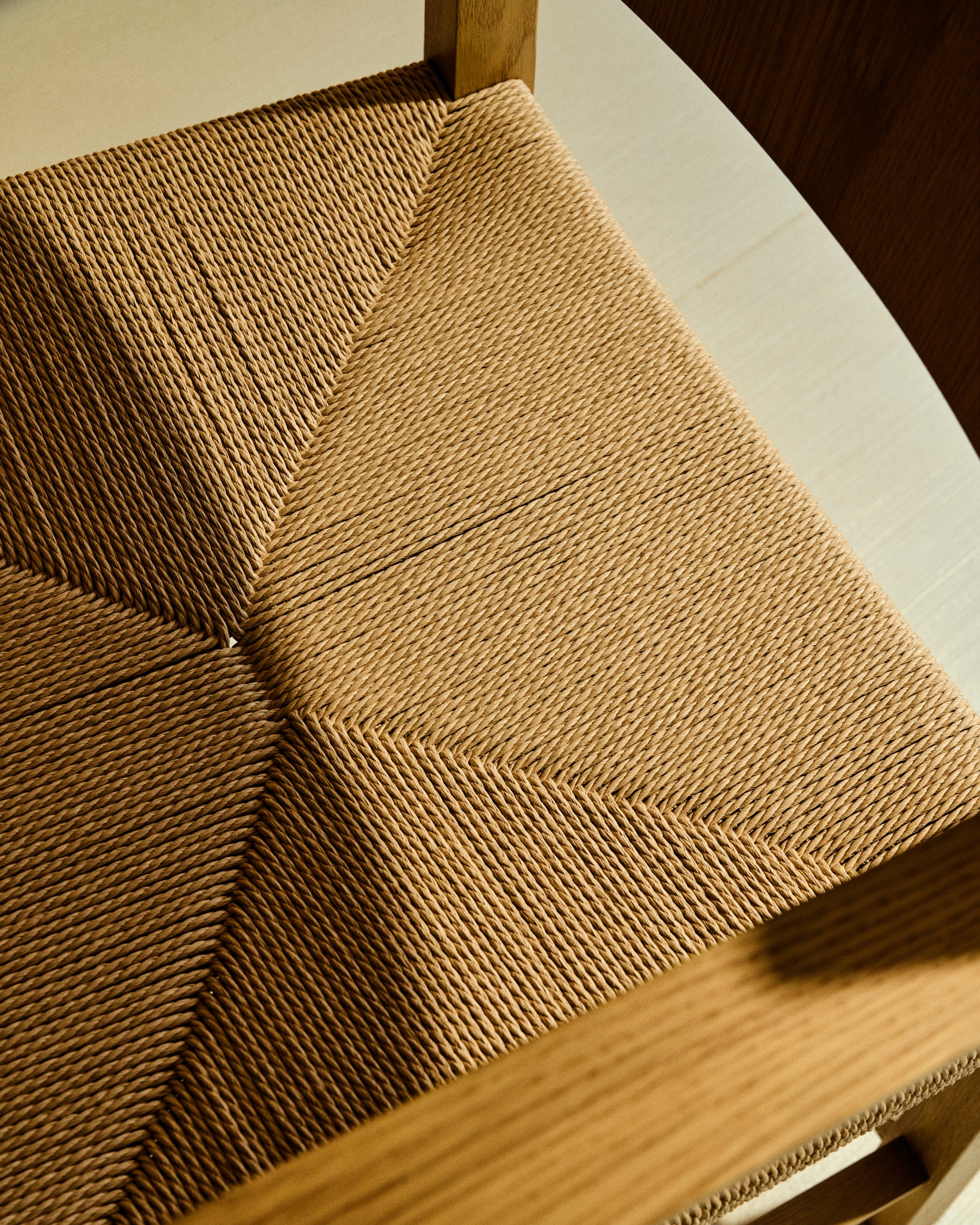 Stuhl Idun aus massivem FSC Mix Credit Eichenholz mit Finish in natürlichem Farbton und Sitzfläche aus Seil in Natur präsentiert im Onlineshop von KAQTU Design AG. Stuhl ist von Kave Home