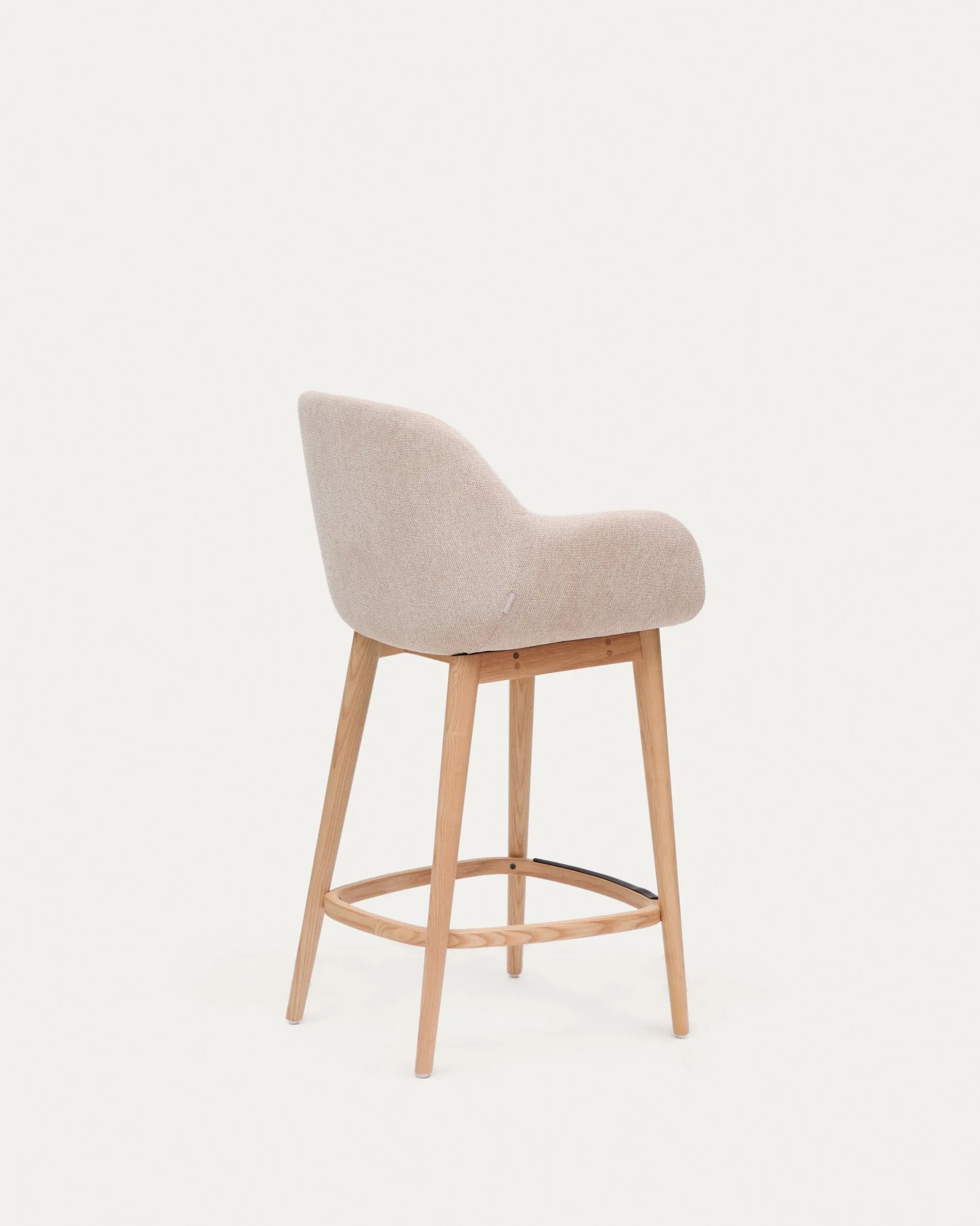 Beiger Hocker Konna, 65 cm hoch, mit robusten Eschenholzbeinen und hellem Finish, stilvoll und hochwertig, von Kave Home.