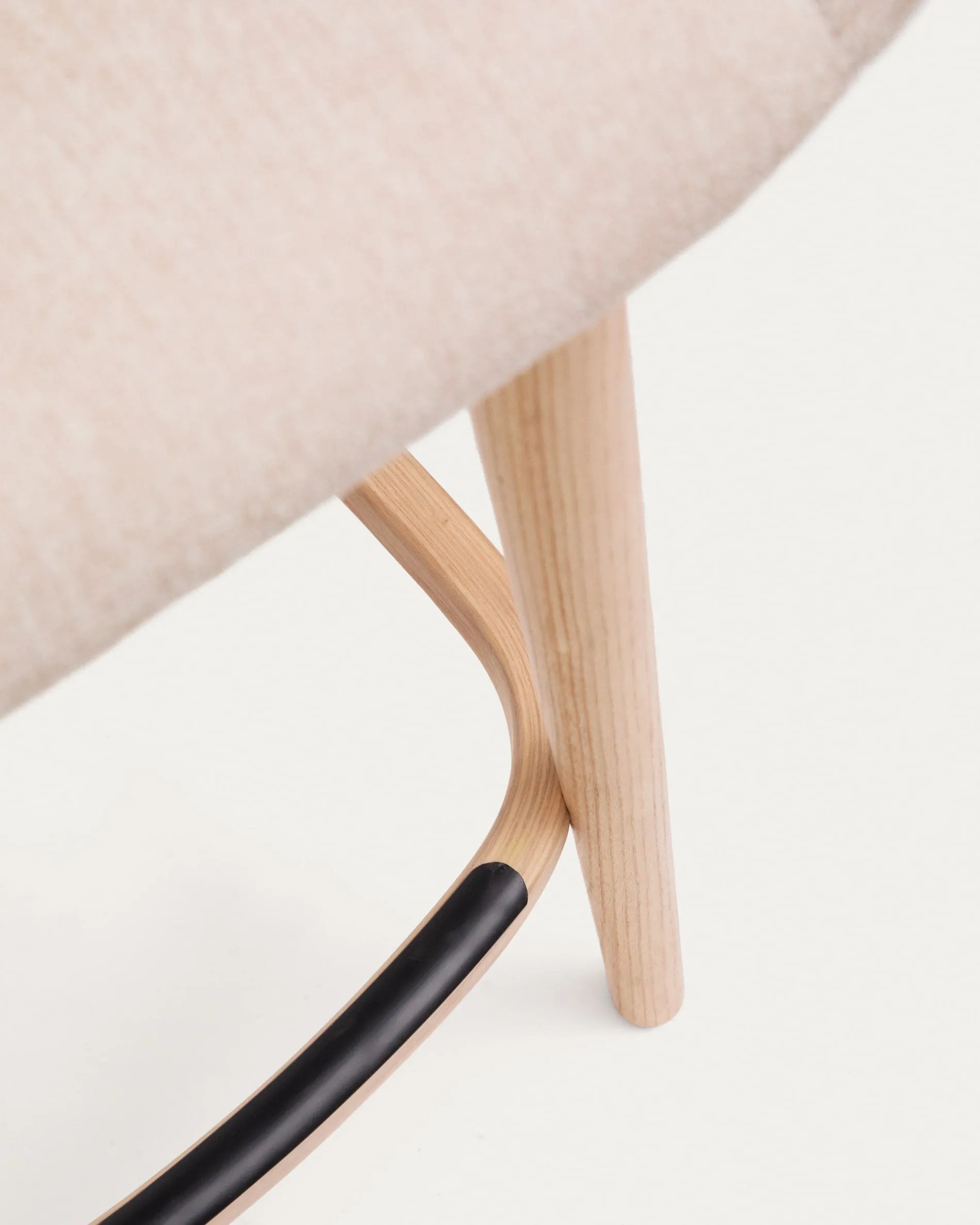 Beiger Hocker Konna, 65 cm, mit robusten Eschenholzbeinen und hellem Finish, perfekt für stilvolle und moderne Einrichtungen.