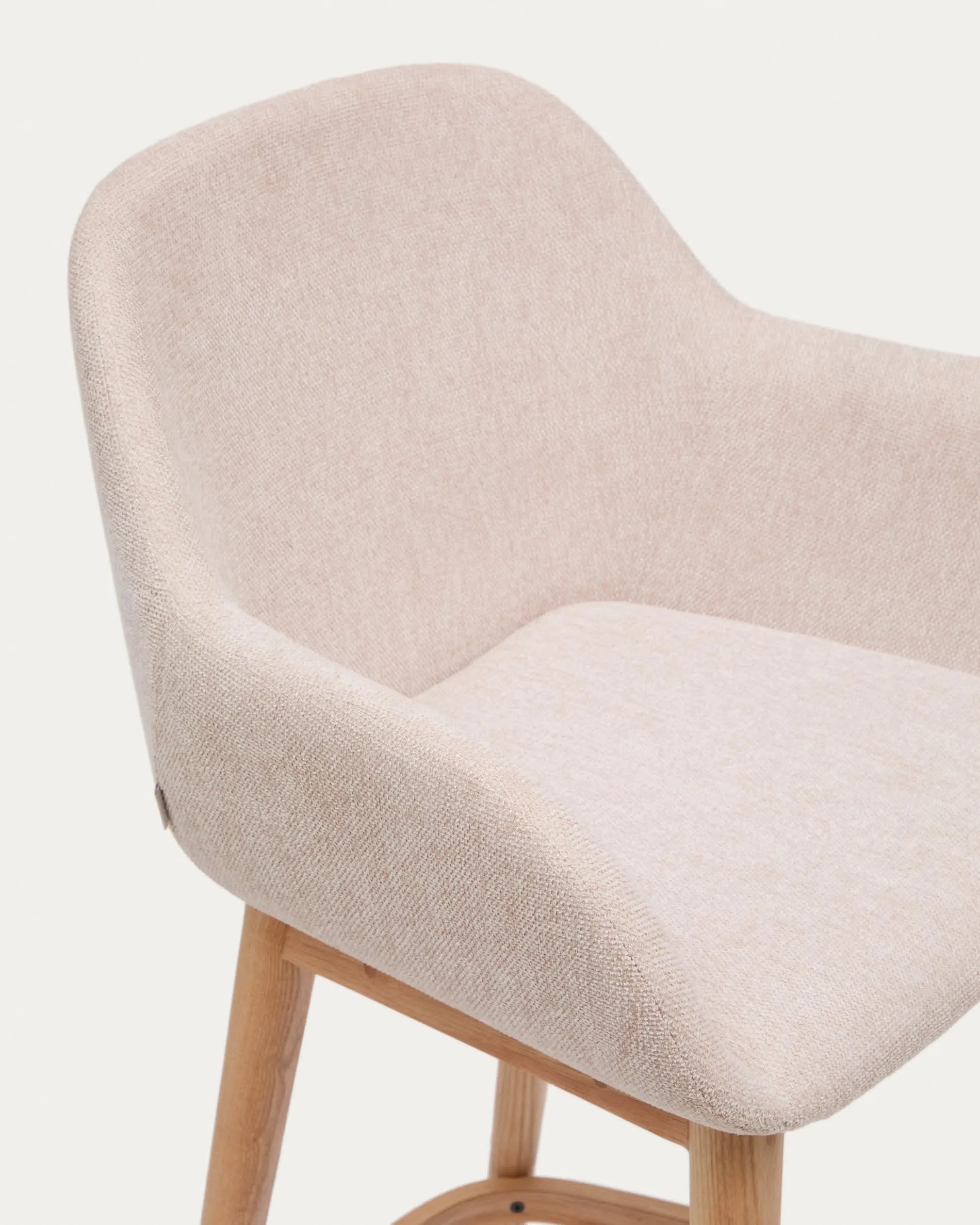 Eleganter Hocker Konna, 65 cm, mit beigem Sitz und stabilen Beinen aus massivem Eschenholz, ideal für moderne Wohnräume.