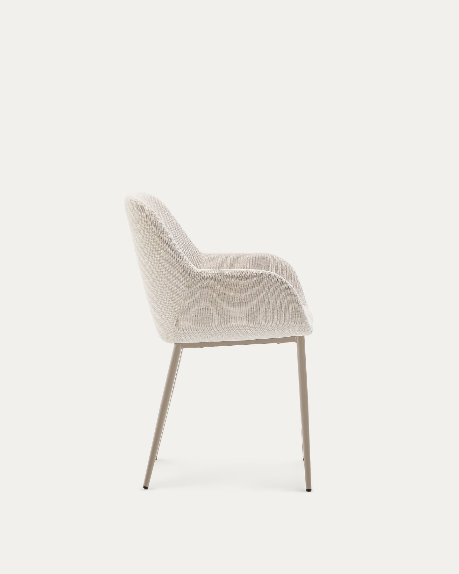 Sedia Konna beige con gambe in acciaio e finitura beige.