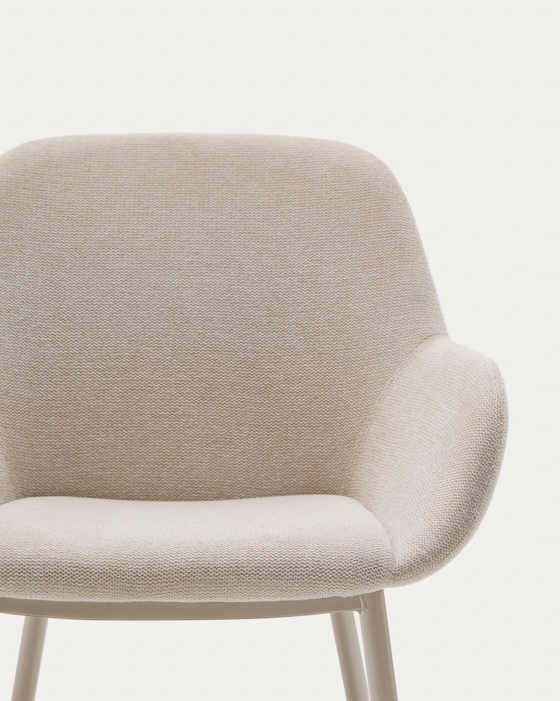 Beigefarbener Stuhl Konna von Kave Home: Stilvolles Design, ergonomischer Komfort und langlebige Stahlbeine für Ihr Esszimmer.