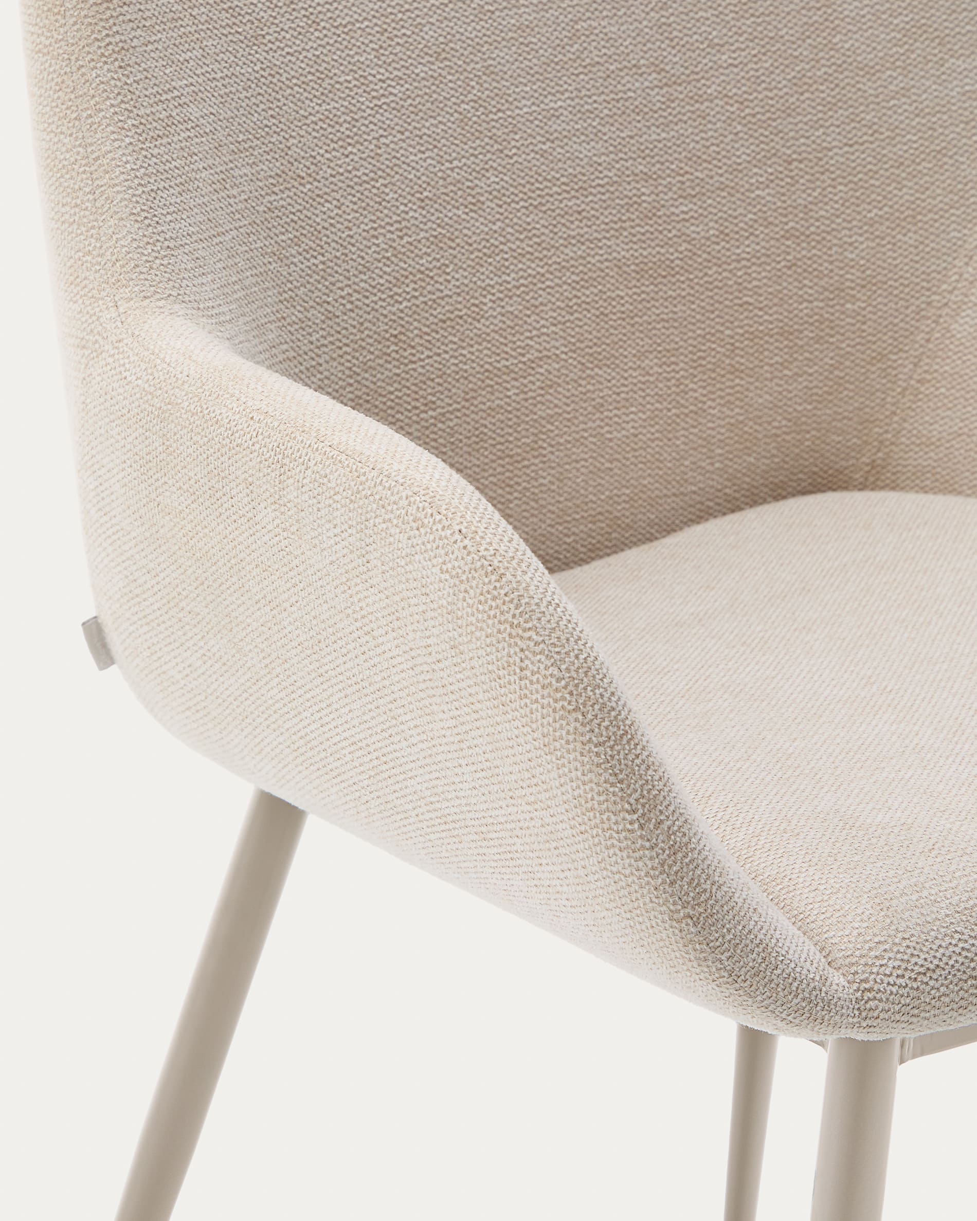 Eleganter beiger Stuhl Konna von Kave Home: Hochwertige Verarbeitung, ergonomische Form und robuste Stahlbeine für ein modernes Esszimmer.