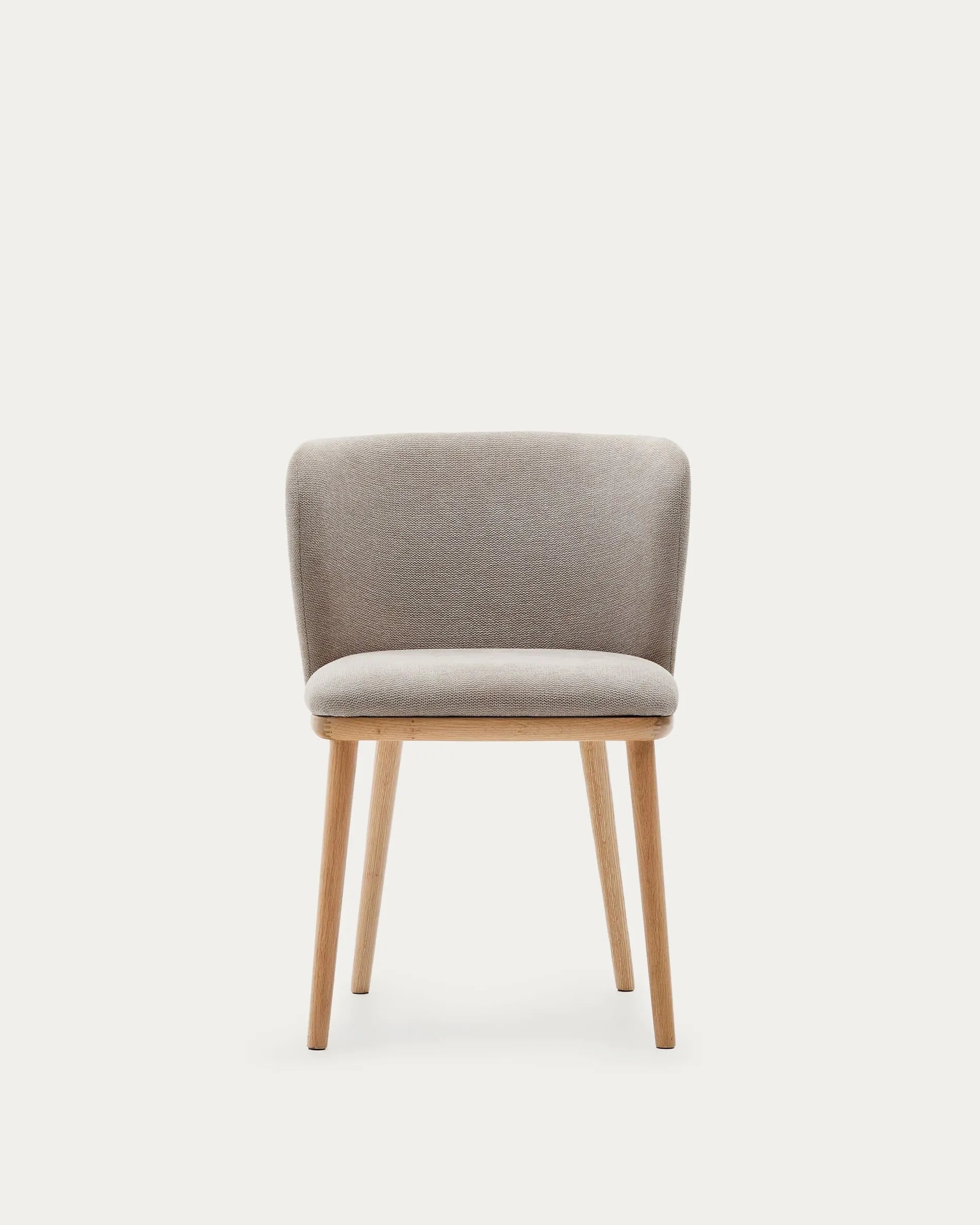 Eleganter Stuhl Ciselia mit braunem Chenillebezug und FSC-zertifiziertem Eschenholz in natürlichem Finish, von Kave Home.