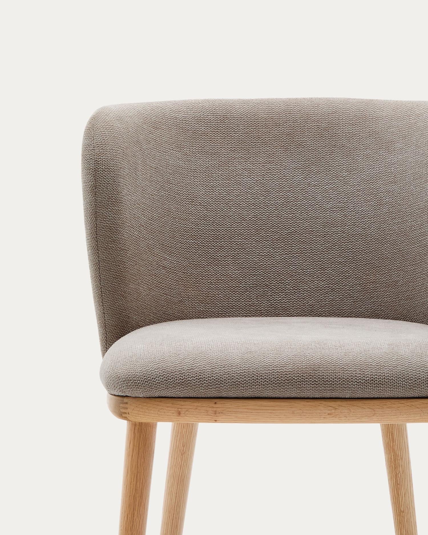 Stuhl Ciselia: brauner Chenillebezug, FSC-zertifiziertes Eschenholz, natürliches Finish, stilvoll und nachhaltig.