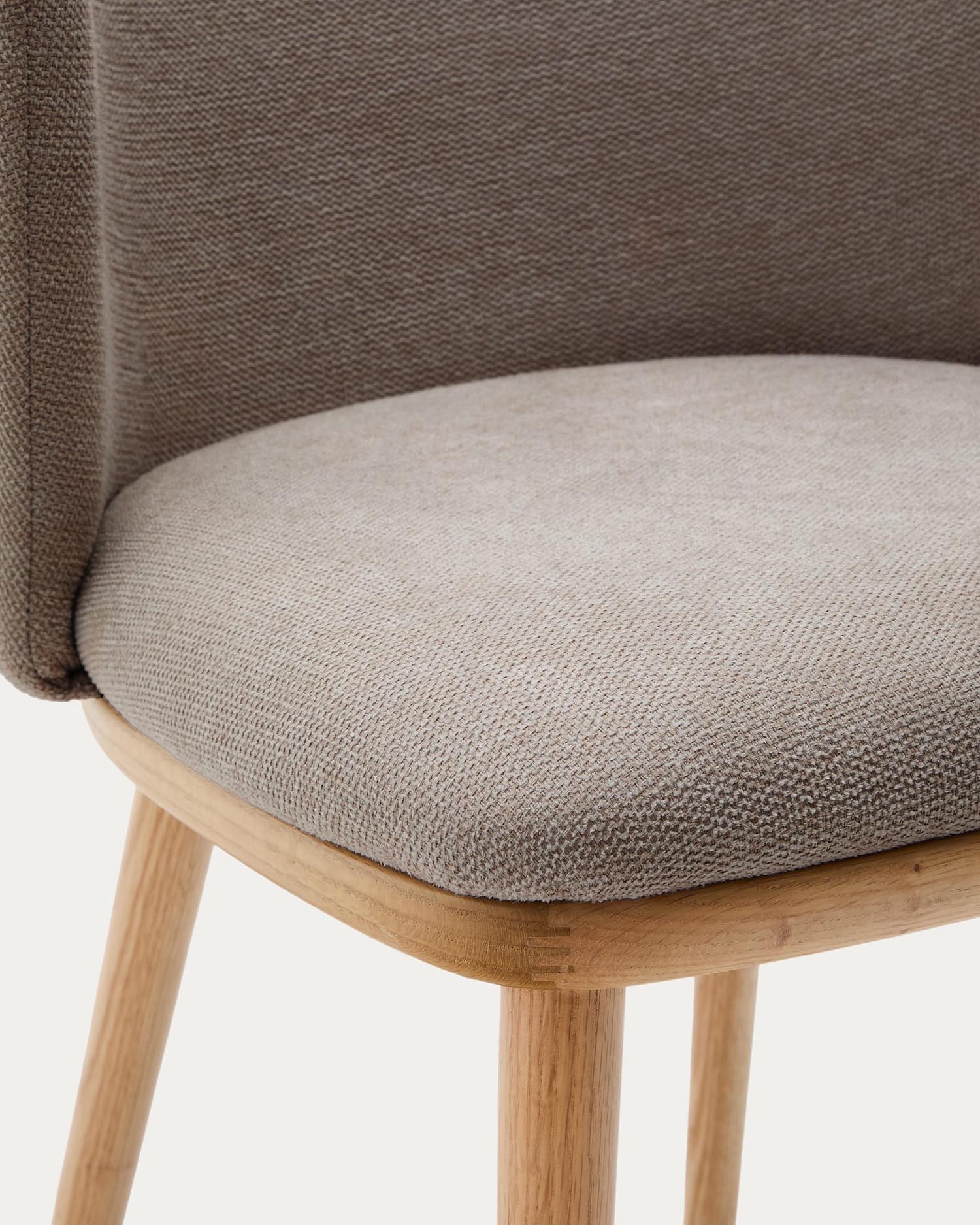 Eleganter Stuhl Ciselia mit braunem Chenillebezug und FSC-zertifiziertem Eschenholz in natürlichem Finish, nachhaltig und modern.