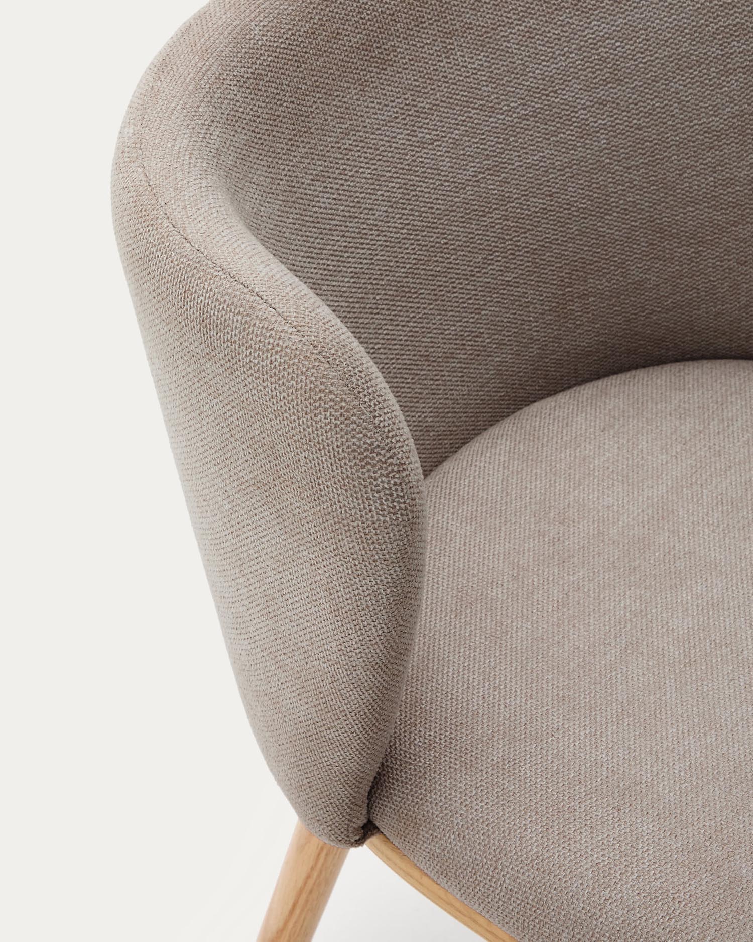 Eleganter Stuhl Ciselia mit braunem Chenillebezug und FSC-zertifiziertem Eschenholz in natürlichem Finish, nachhaltig und modern.