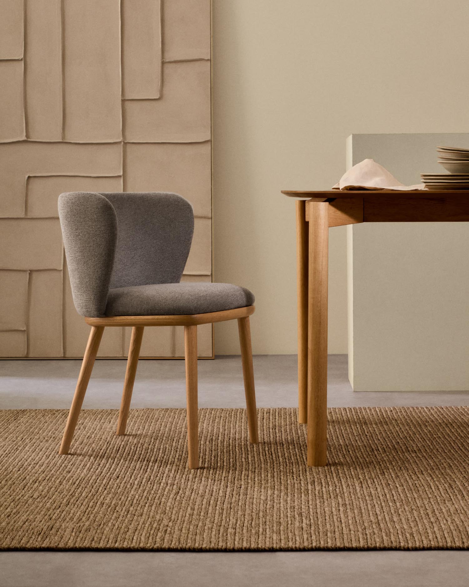 Eleganter Stuhl Ciselia aus brauner Chenille und FSC-zertifiziertem Eschenholz mit natürlichem Finish von Kave Home.