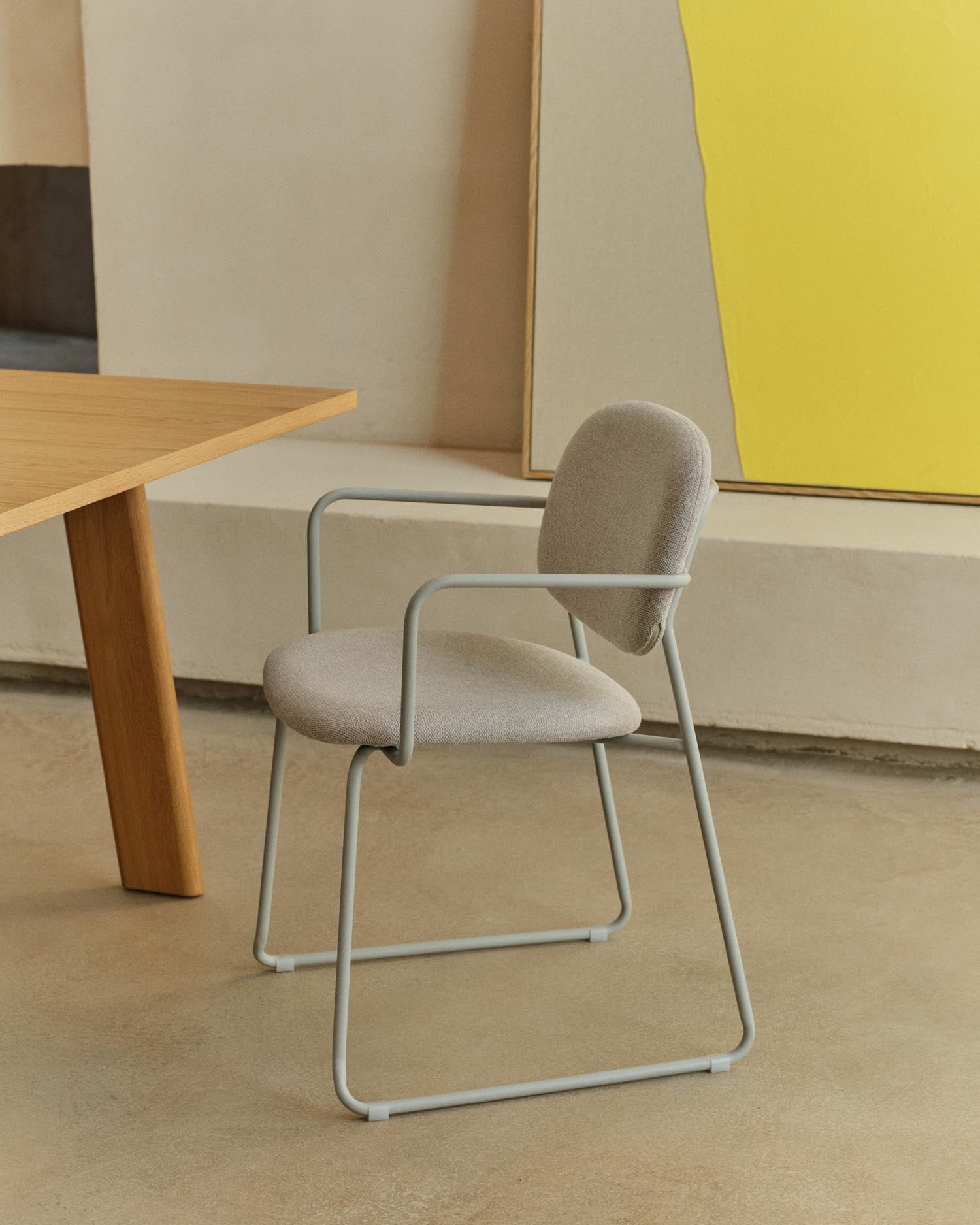 Entdecken Sie den eleganten Stuhl Meli von Kave Home: Beige Chenille-Polsterung, stabile Metallbeine und nachhaltige Materialien für höchsten Komfort.